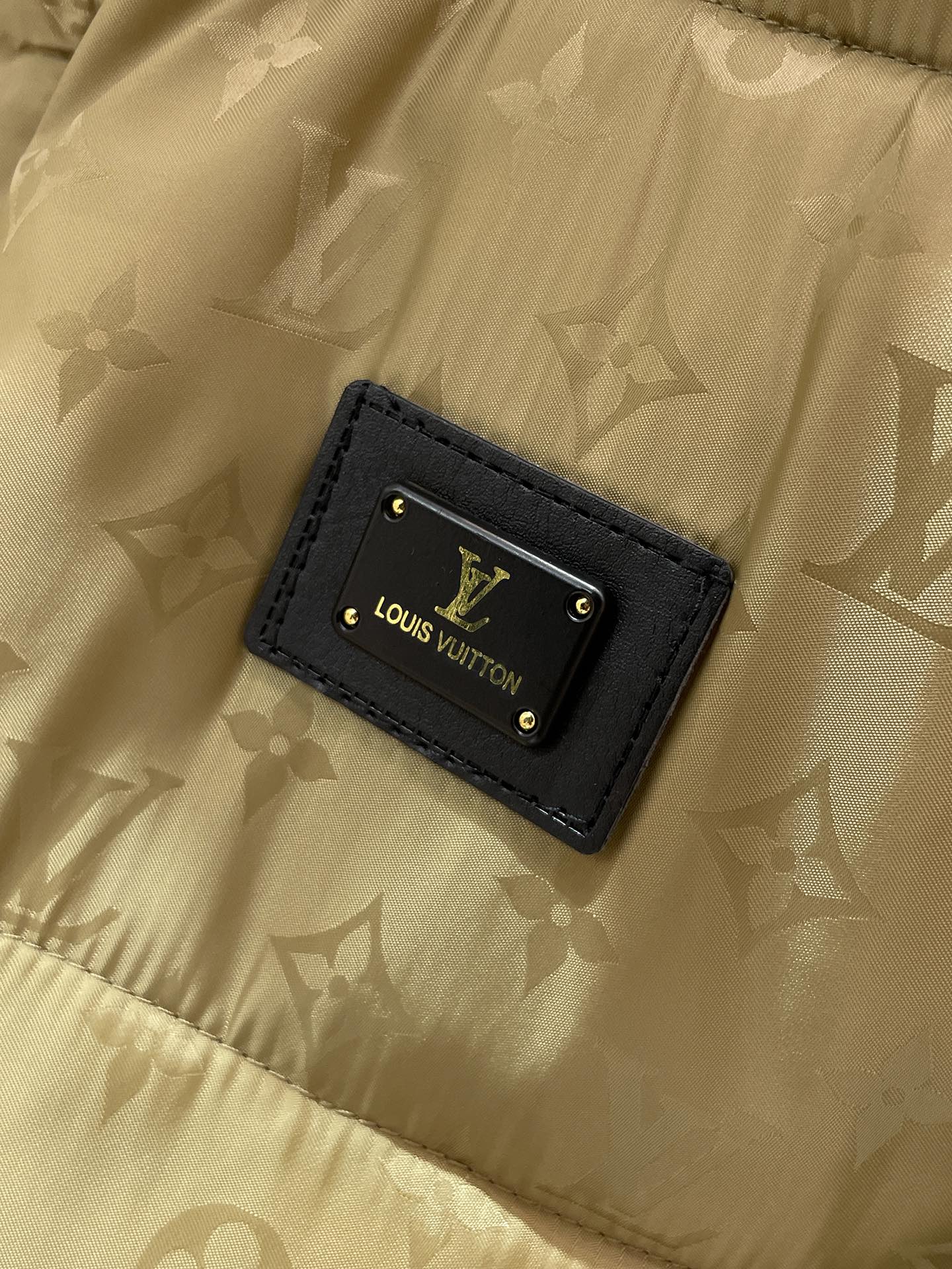 P200  路易威登  LV  2025冬季新款 连帽  棉服 外套，高端版本！专柜定制面料 透气舒适度高，细节无可挑剔，品牌元素设计理念，体现高品质。手感细腻柔软！呈现休闲裁剪，上身版型超赞！码数 M-3XL