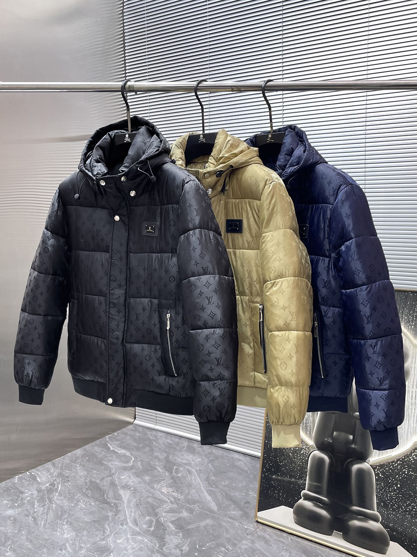 P200  路易威登  LV  2025冬季新款 连帽  棉服 外套，高端版本！专柜定制面料 透气舒适度高，细节无可挑剔，品牌元素设计理念，体现高品质。手感细腻柔软！呈现休闲裁剪，上身版型超赞！码数 M-3XL