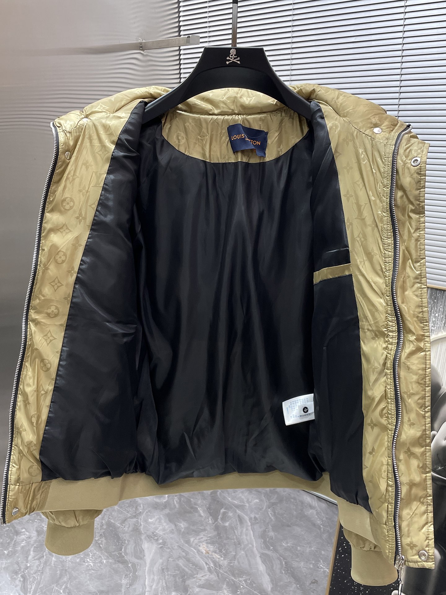 P200  路易威登  LV  2025冬季新款 连帽  棉服 外套，高端版本！专柜定制面料 透气舒适度高，细节无可挑剔，品牌元素设计理念，体现高品质。手感细腻柔软！呈现休闲裁剪，上身版型超赞！码数 M-3XL