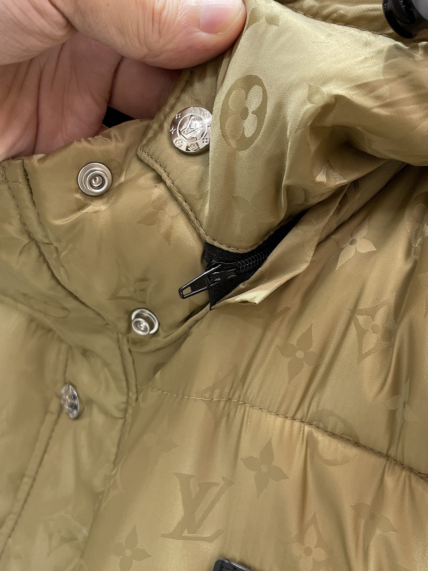 P200  路易威登  LV  2025冬季新款 连帽  棉服 外套，高端版本！专柜定制面料 透气舒适度高，细节无可挑剔，品牌元素设计理念，体现高品质。手感细腻柔软！呈现休闲裁剪，上身版型超赞！码数 M-3XL