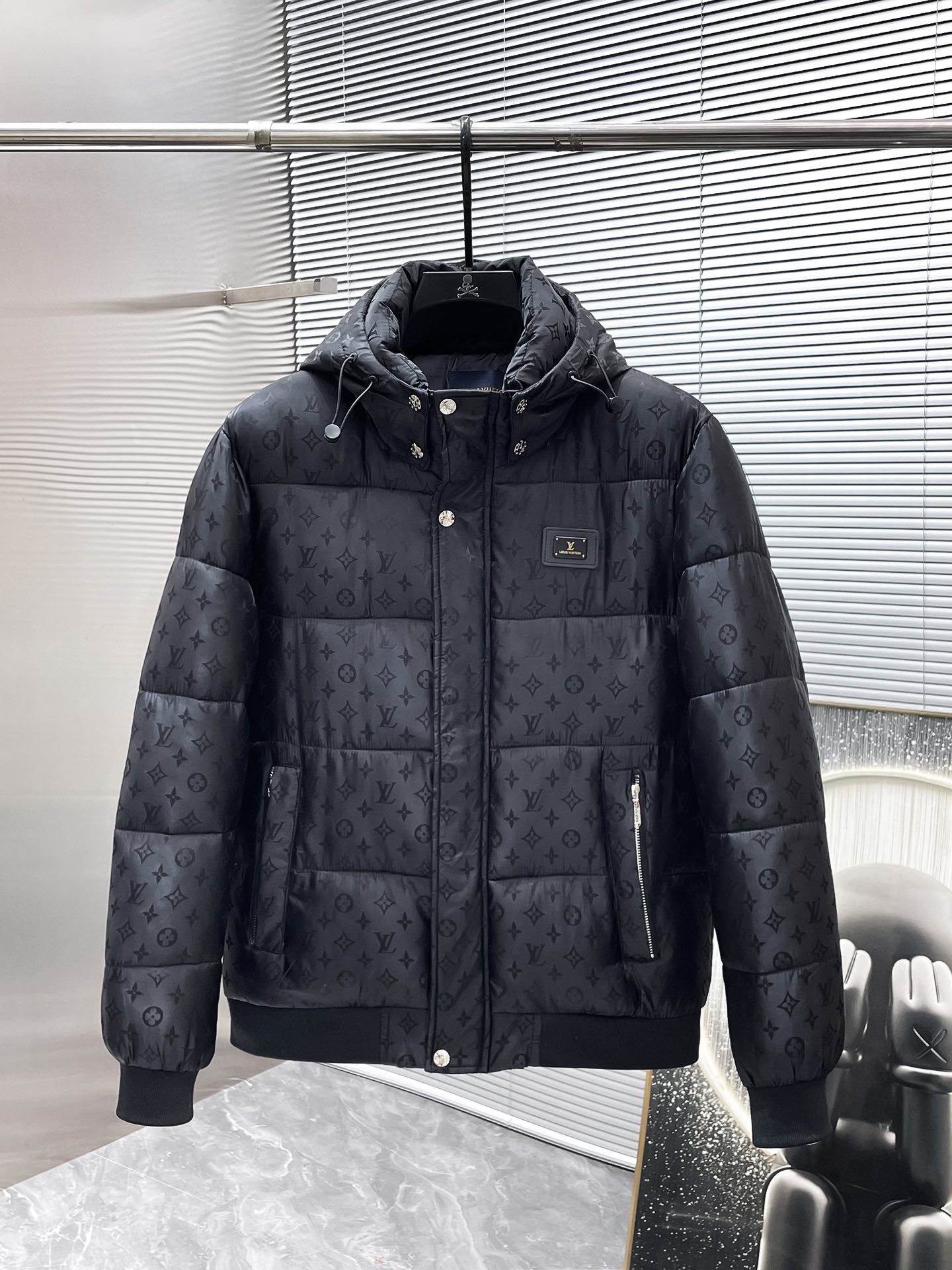 P200  路易威登  LV  2025冬季新款 连帽  棉服 外套，高端版本！专柜定制面料 透气舒适度高，细节无可挑剔，品牌元素设计理念，体现高品质。手感细腻柔软！呈现休闲裁剪，上身版型超赞！码数 M-3XL