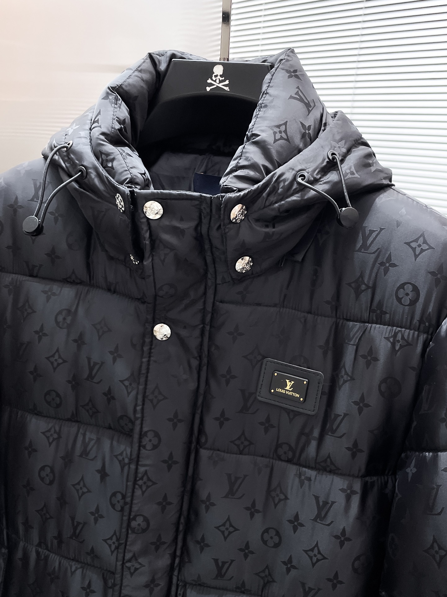 P200  路易威登  LV  2025冬季新款 连帽  棉服 外套，高端版本！专柜定制面料 透气舒适度高，细节无可挑剔，品牌元素设计理念，体现高品质。手感细腻柔软！呈现休闲裁剪，上身版型超赞！码数 M-3XL
