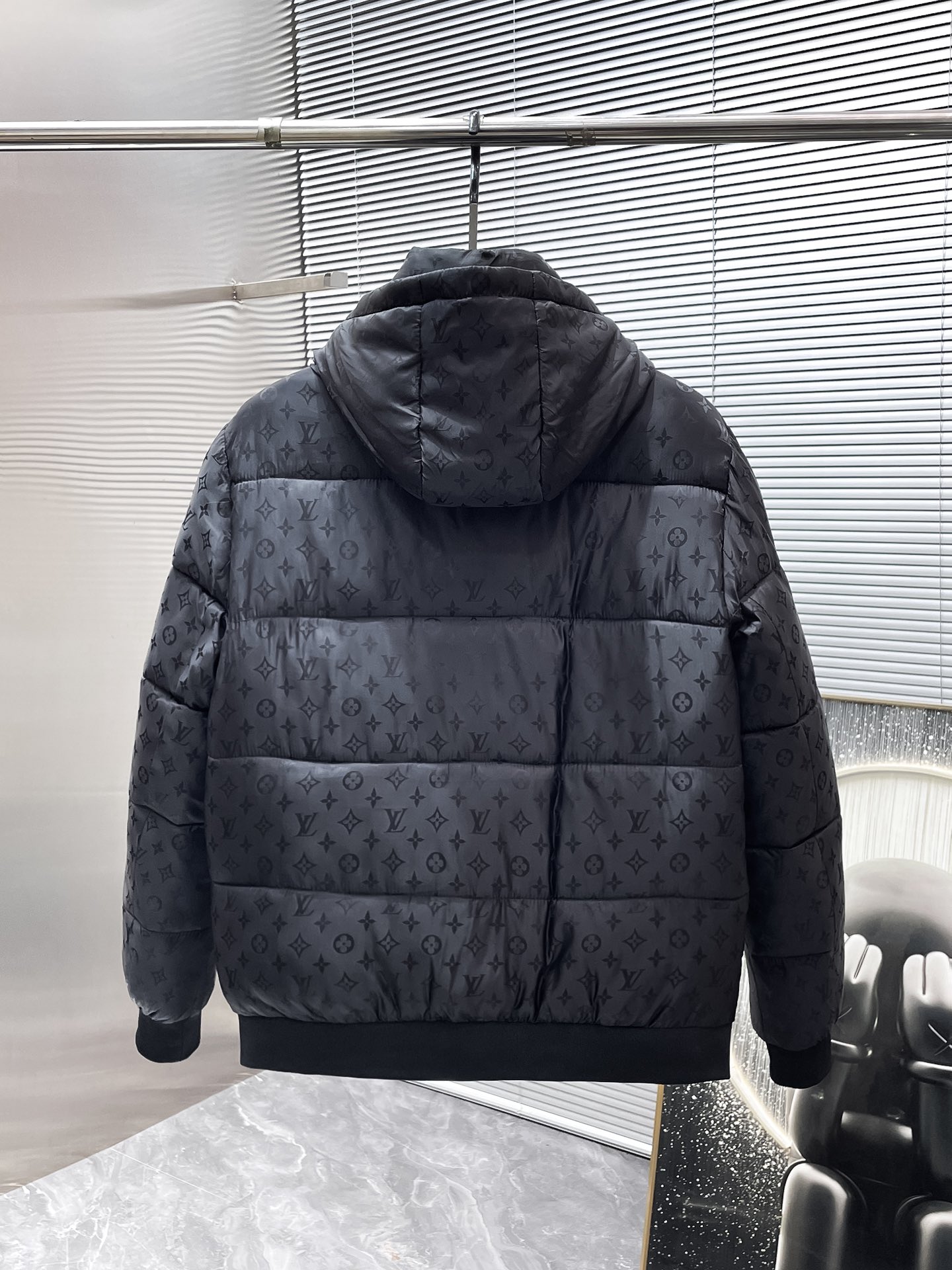 P200  路易威登  LV  2025冬季新款 连帽  棉服 外套，高端版本！专柜定制面料 透气舒适度高，细节无可挑剔，品牌元素设计理念，体现高品质。手感细腻柔软！呈现休闲裁剪，上身版型超赞！码数 M-3XL