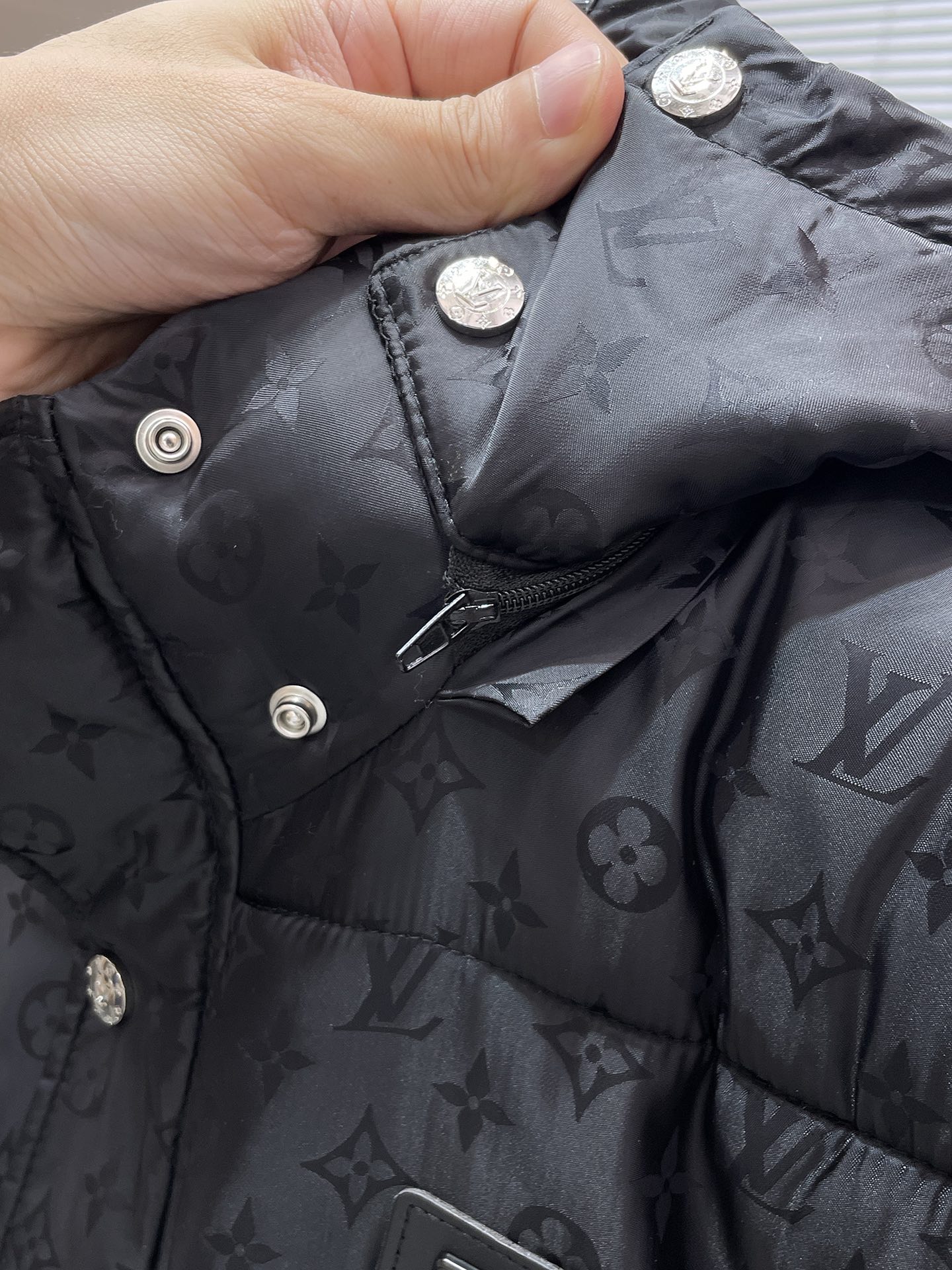 P200  路易威登  LV  2025冬季新款 连帽  棉服 外套，高端版本！专柜定制面料 透气舒适度高，细节无可挑剔，品牌元素设计理念，体现高品质。手感细腻柔软！呈现休闲裁剪，上身版型超赞！码数 M-3XL