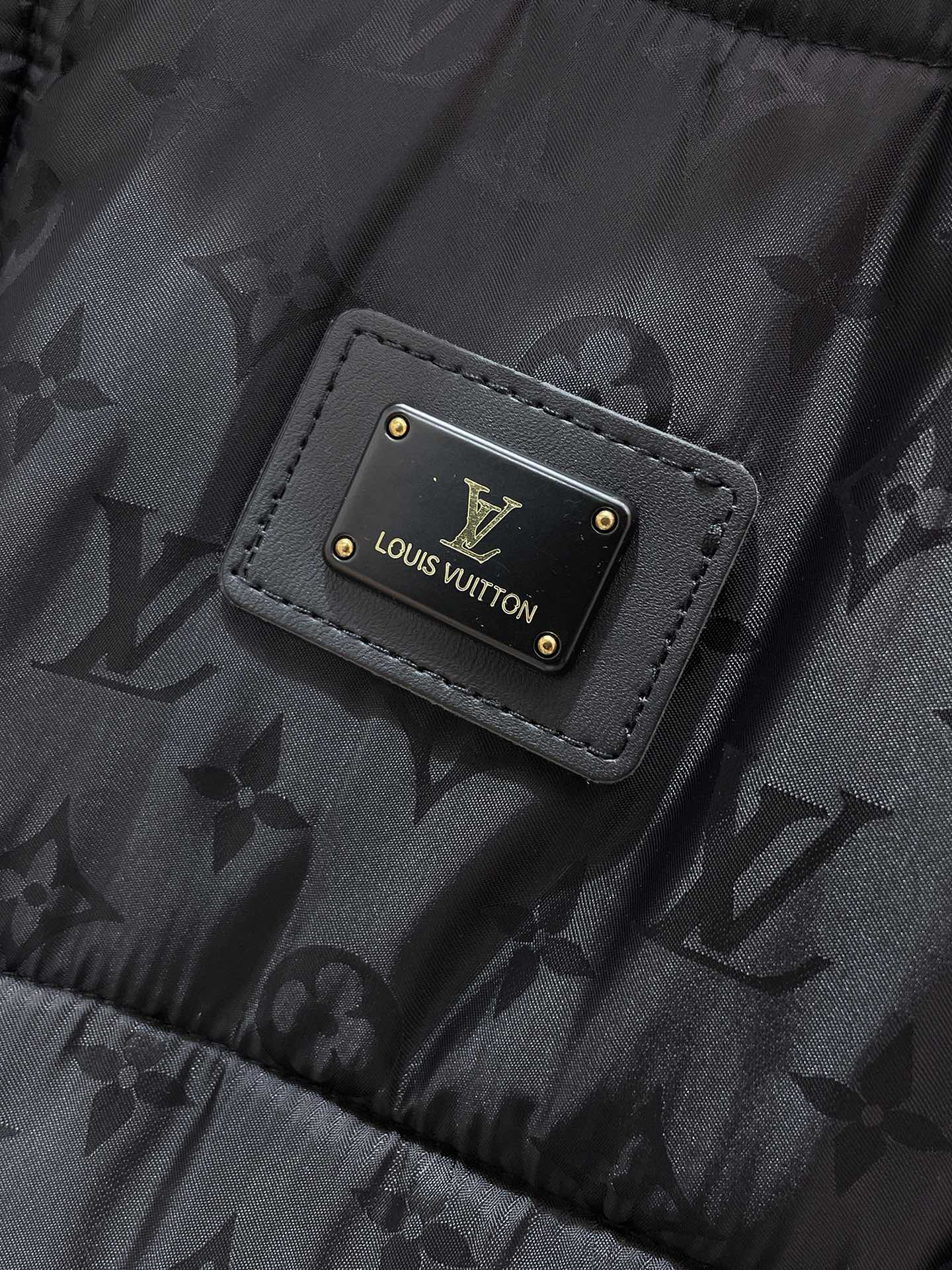 P200  路易威登  LV  2025冬季新款 连帽  棉服 外套，高端版本！专柜定制面料 透气舒适度高，细节无可挑剔，品牌元素设计理念，体现高品质。手感细腻柔软！呈现休闲裁剪，上身版型超赞！码数 M-3XL