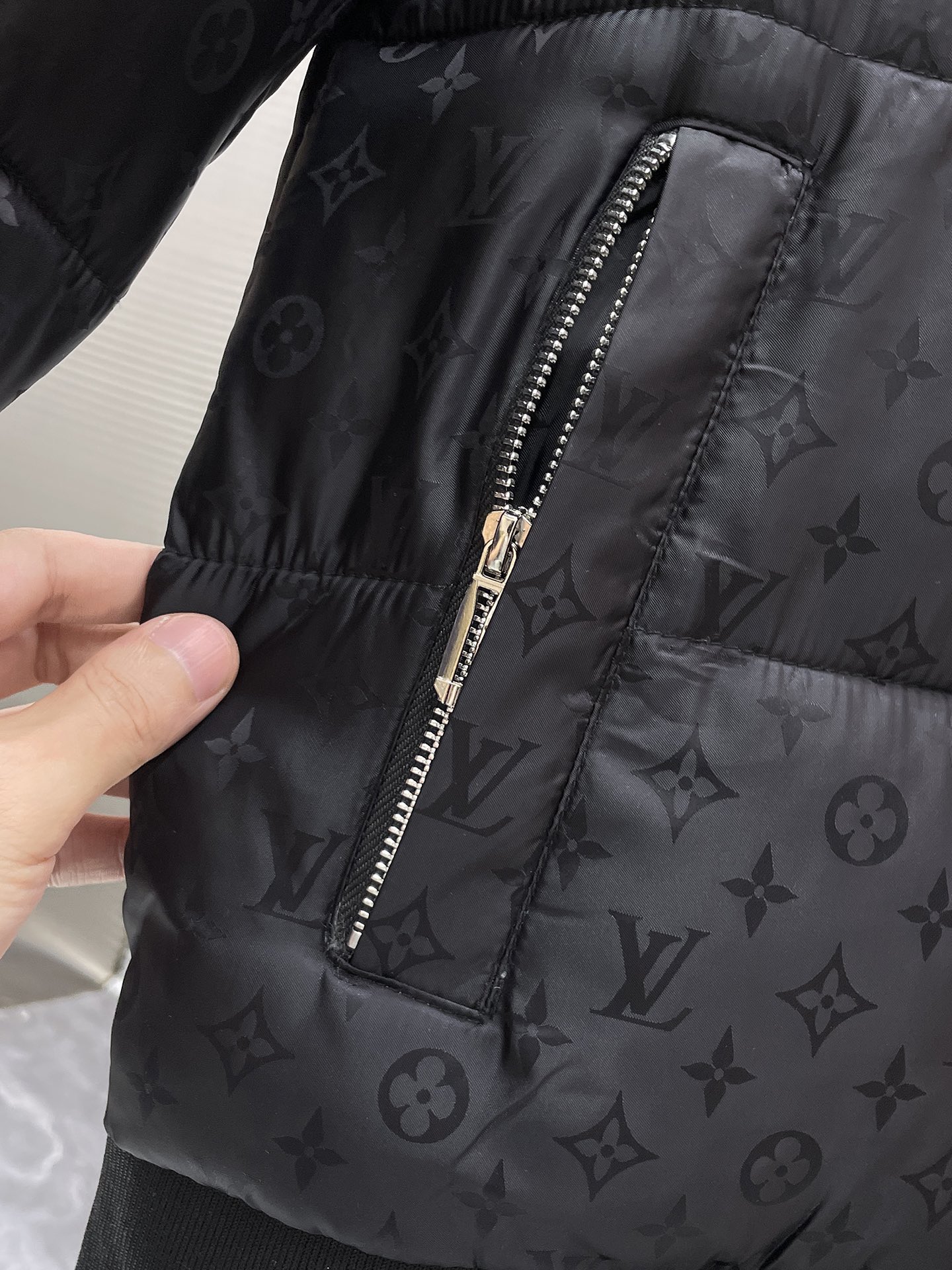 P200  路易威登  LV  2025冬季新款 连帽  棉服 外套，高端版本！专柜定制面料 透气舒适度高，细节无可挑剔，品牌元素设计理念，体现高品质。手感细腻柔软！呈现休闲裁剪，上身版型超赞！码数 M-3XL