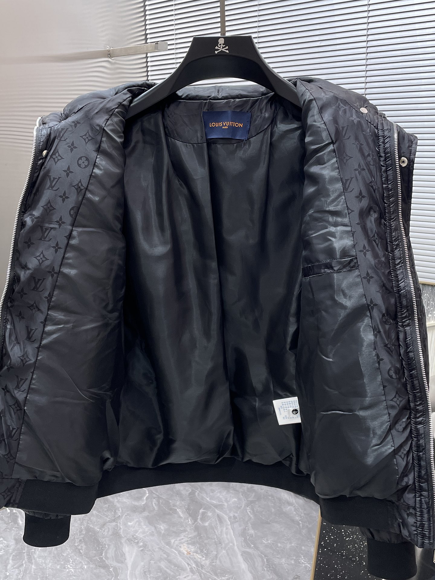 P200  路易威登  LV  2025冬季新款 连帽  棉服 外套，高端版本！专柜定制面料 透气舒适度高，细节无可挑剔，品牌元素设计理念，体现高品质。手感细腻柔软！呈现休闲裁剪，上身版型超赞！码数 M-3XL