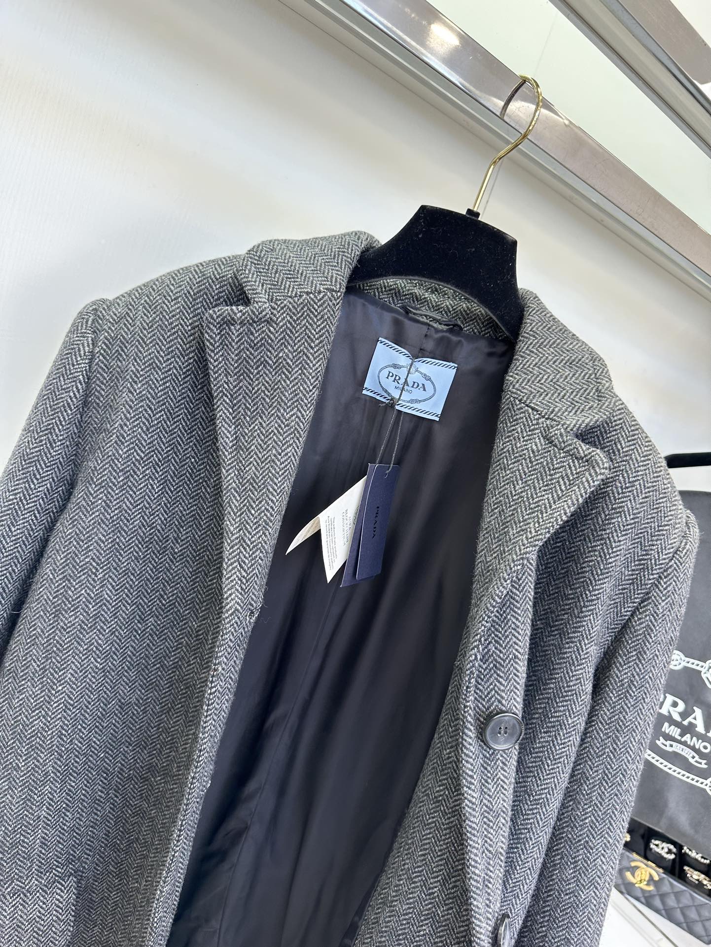 Prada Wool-Blend Overcoat: Effortless Chic, Timeless Style 6 i1757659163 3300 4