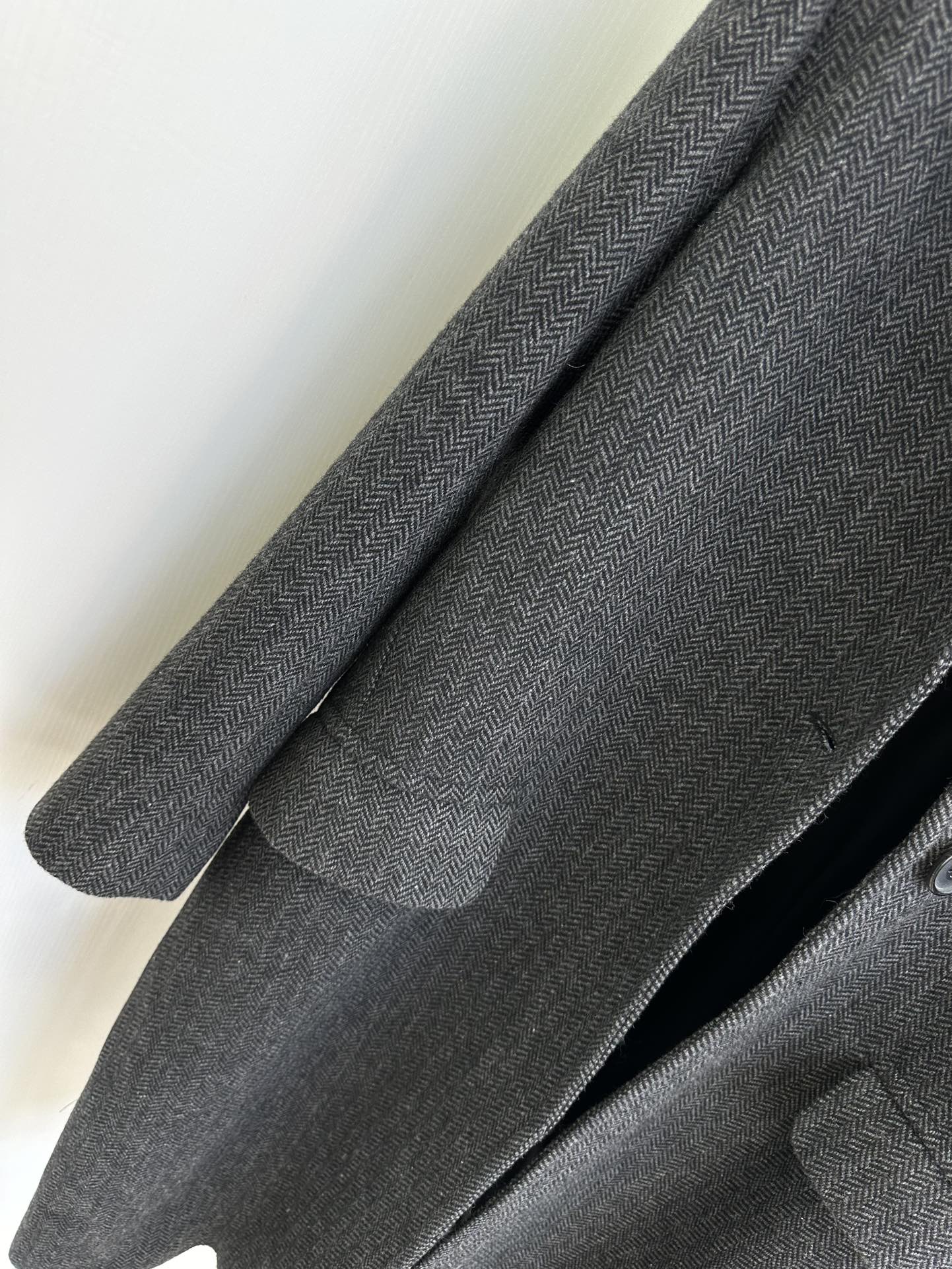 Prada Wool-Blend Overcoat: Effortless Chic, Timeless Style 7 i1757659163 9030 5