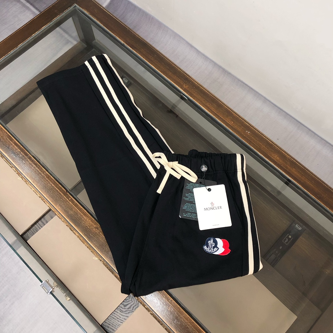 NO:525701,Sleeping pants MON*CLER hoodies, the latest couples’ sweatshirts, early autumn, trousers, leg trousers, custom-made 420g wash cotton terry rings~ real shots, top three-dimensional tailoring, customized fabric, comfortable and breathable!  Brand logo embellishment!  The touch is delicate and soft, the upper body is comfortable and breathable, the style of a big brand, luxurious and atmospheric, versatile style, not picky in people's clothes, fine workmanship and meticulous, it is definitely worth the product!  Color black white royal blue gray Number of codes S M L XL XXL [Please report height and weight by order], Moncler, hoodie, sweatshirts, alexander wang19860909卫裤 MON*CLER 蒙口 早秋独家最新情侣款卫衣 卫裤束脚裤套装定制420克水洗纯棉毛圈～实物拍摄顶级好货立体剪裁 定制面料,舒适透气！品牌logo标志点缀！手感细腻柔软, 上身舒适透气 ,大牌风范 奢华大气 百搭款式 穿着不挑人 ,做工精细一丝不苟 ,绝对值得的好货！ 颜色黑色 白色 宝蓝 灰色 码数S M L XL XXL【下单请报身高体重】,,Moncler,hoodie,sweatshirts,alexander wang,Men's clothing