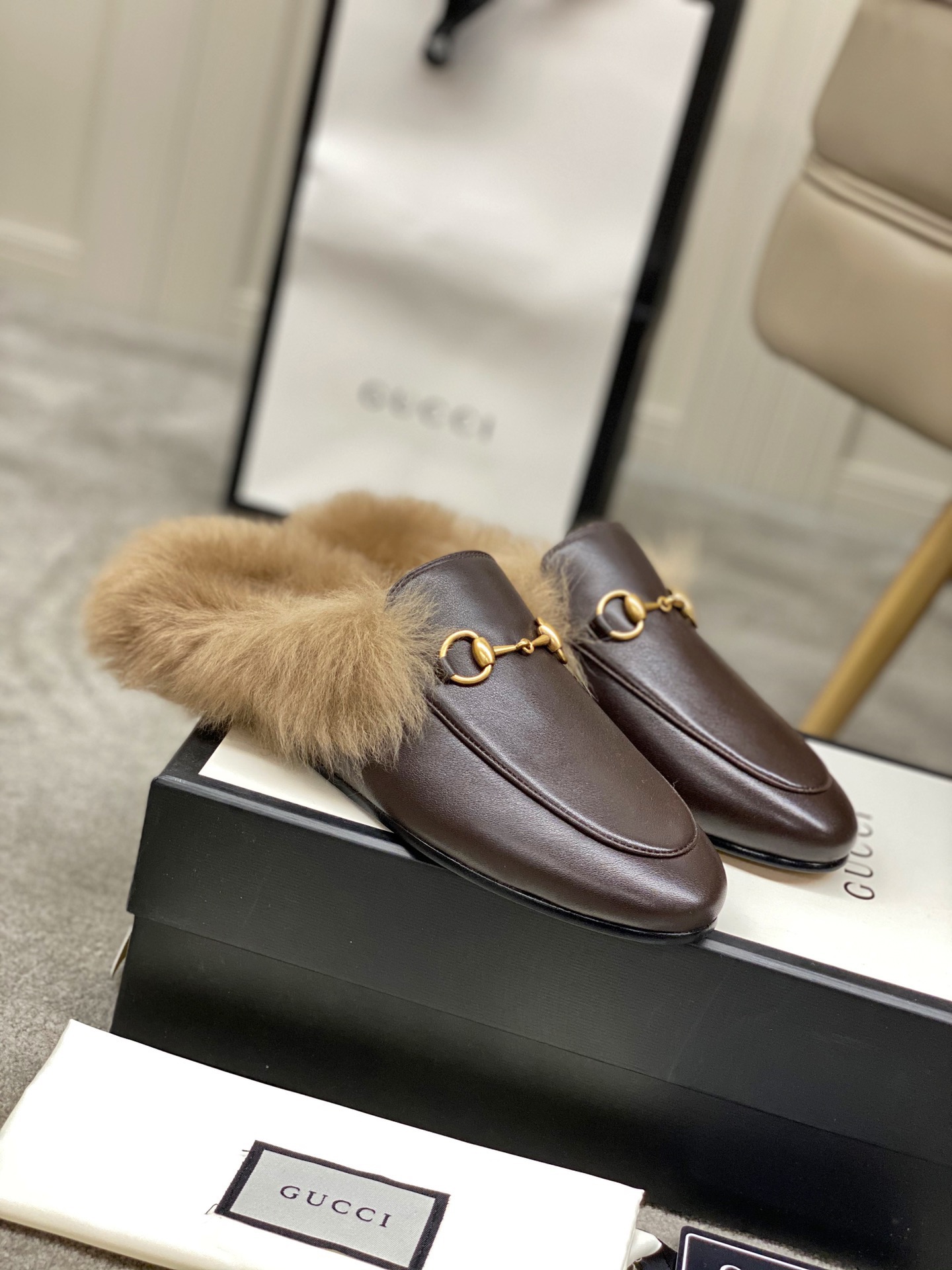 NO:545435,Top version G Home Guchi classic semi-dragged wool, original perfect replica, one to one details, fully customized original noble materials, original Tuscan wool, wool quality and comfortable, original fabric, hardware, various craftsmanship, imported leather outsole, original details logo size, classic versatile shoes that are popular all over the world, size 35-40, semi-dragged wool shoes, gucci, Leather soles19860909顶级版本 G家 古奇经典半拖毛拖 原版完美复刻 一比一细节 全定制原版高贵材料 原版托斯卡纳羊毛 毛量质感舒服度超好 原版面料 五金 各种工艺 进口真皮大底 对原版细节logo大小 经典风靡全球的百搭神鞋 35-40码,半拖毛毛鞋,gucci,Leather soles,Women's Shoes