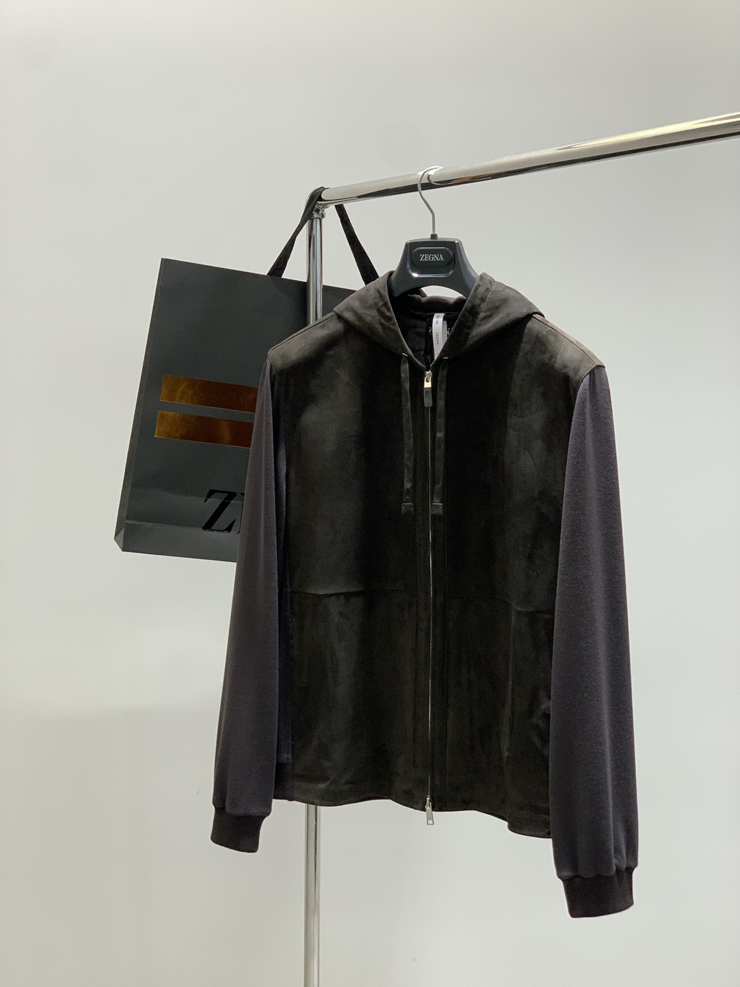 NO:528967,Genuine genuine leather series continues to be launched. ZEGNA 25 Spring and Summer SECONDSKIN lambskin × wool knitted jacket, genuine leather original. Non-market currency, full set of special-grade packaging. The front piece, back shoulder and hood are all made of selected imported lambskin leather. The leather is delicate and smooth, with a light feel, and retains the breathing feeling of natural pores. The SECONDSKIN process gives the leather a nearly 'second layer of skin' flexibility, which is both light and thin, and maintains a crisp structure, unlike ordinary leather jackets on the market. 'The front piece and hood adopt top-grade suede craftsmanship, with a delicate and short velvet surface, soft and smooth feel, and the light and shadow change with the hair. The texture is far superior to the ordinary fur on the market, showing low-key luxury.'  The leather has been finely ground and softened to make its surface appear velvety matte luster, smooth and not sticky when attached to the skin. All splicing parts are made of double-line bright-seaming technology, which is fine and symmetrical to ensure three-dimensionality and durability when worn. The body and sleeves are made of worsted wool knitted fabric, which is soft and skin-friendly, taking into account both breathability and warmth. The knitted yarn is tight and flat to avoid looseness and pilling. The transition with leather splicing natural shows the brand's consistent tailoring skills. Detailed auxiliary material technology The lining pocket is spliced ​​with polyester fiber and partial sheepskin, which is light and increases wear resistance; the wool threaded hem and cuffs have a strong closing mouth, which is not easy to deform and ensures a straight and upright contour; the zipper head is covered with the same suede trim, and the words Zenia are imprinted, which reveals luxury in a low-key manner.  46-56, zegna, jackets & coats,leather jacket,sheepskin,chamois leather,hats,alexander wang19860909正版真皮系列 持续上新 . ZEGNA 25春夏 SECONDSKIN 小羊皮 × 羊毛针织夹克, 真皮原厂. 非市面通货 专柜级全套包装 前片、后肩及风帽均采用 精选进口小羊皮革,皮质细腻柔滑,手感轻盈,保有天然毛孔的呼吸感.SECONDSKIN 工艺赋予皮革近乎“第二层肌肤”的柔韧度,既有轻薄感,又保持挺括结构,不同于市面上厚重或僵硬的普通皮衣. 「前片与风帽采用顶级麂皮绒工艺,表面细腻短绒,手感柔软顺滑,光影随毛向变化,质感远超市面普通翻毛皮,尽显低调奢华.」 皮革经过精细磨面与柔化工艺,使其表面呈现丝绒般的哑光光泽,贴肤时顺滑不黏腻.所有拼接部位均采用 双线明缝工艺,走线细密且对称,保证穿着时的立体感和耐用度. 衣身与袖部采用 精纺羊毛针织面料,柔软亲肤,兼顾透气与保暖,针织纱线紧密平整,避免松垮与起球.与皮革拼接的过渡自然,展现品牌一贯的裁缝功底. 细节辅料工艺 里料口袋采用 聚酯纤维与局部羊皮拼接,既轻盈又增加耐磨度；羊毛螺纹下摆与袖口 收口有力,不易变形保证廓形挺拔；拉链头,覆以同款麂皮绒饰片,压印 杰尼亚字样,低调中透出奢华. 码数46-56,,,zegna,jackets & coats,leather jacket,sheepskin,chamois leather,hats,alexander wang,Men's clothing