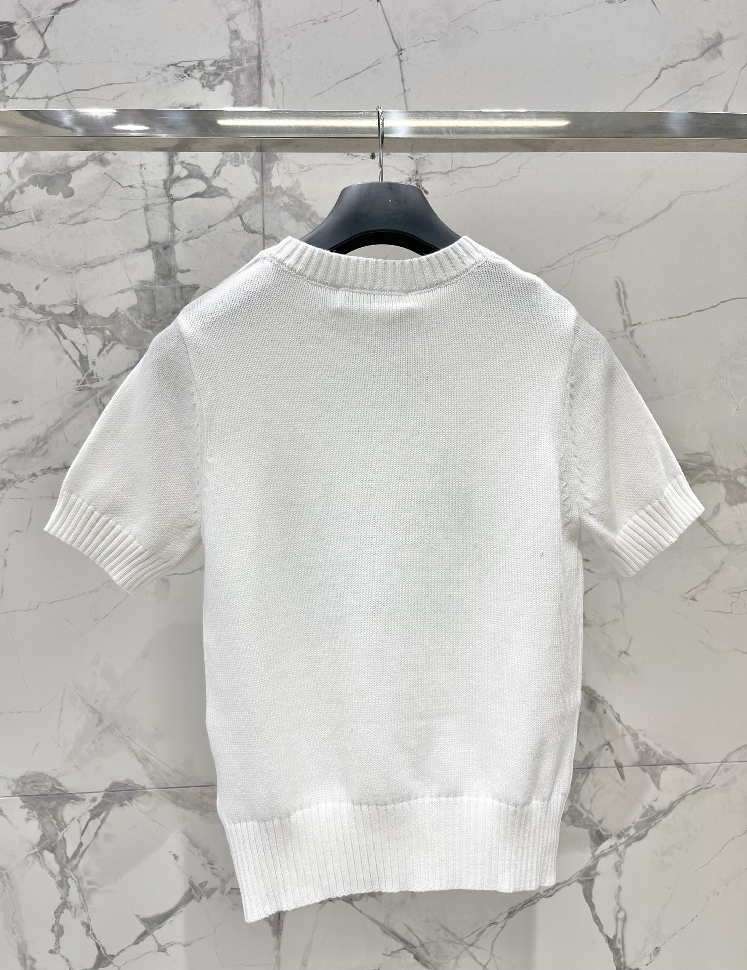 𝗗𝗜𝗢𝗥* 迪家秀款字母刺绣短袖针织衫🌟 【颜值暴击】刺绣+撞色=高级感天花板！ 🌟字母刺绣：胸前迪家经