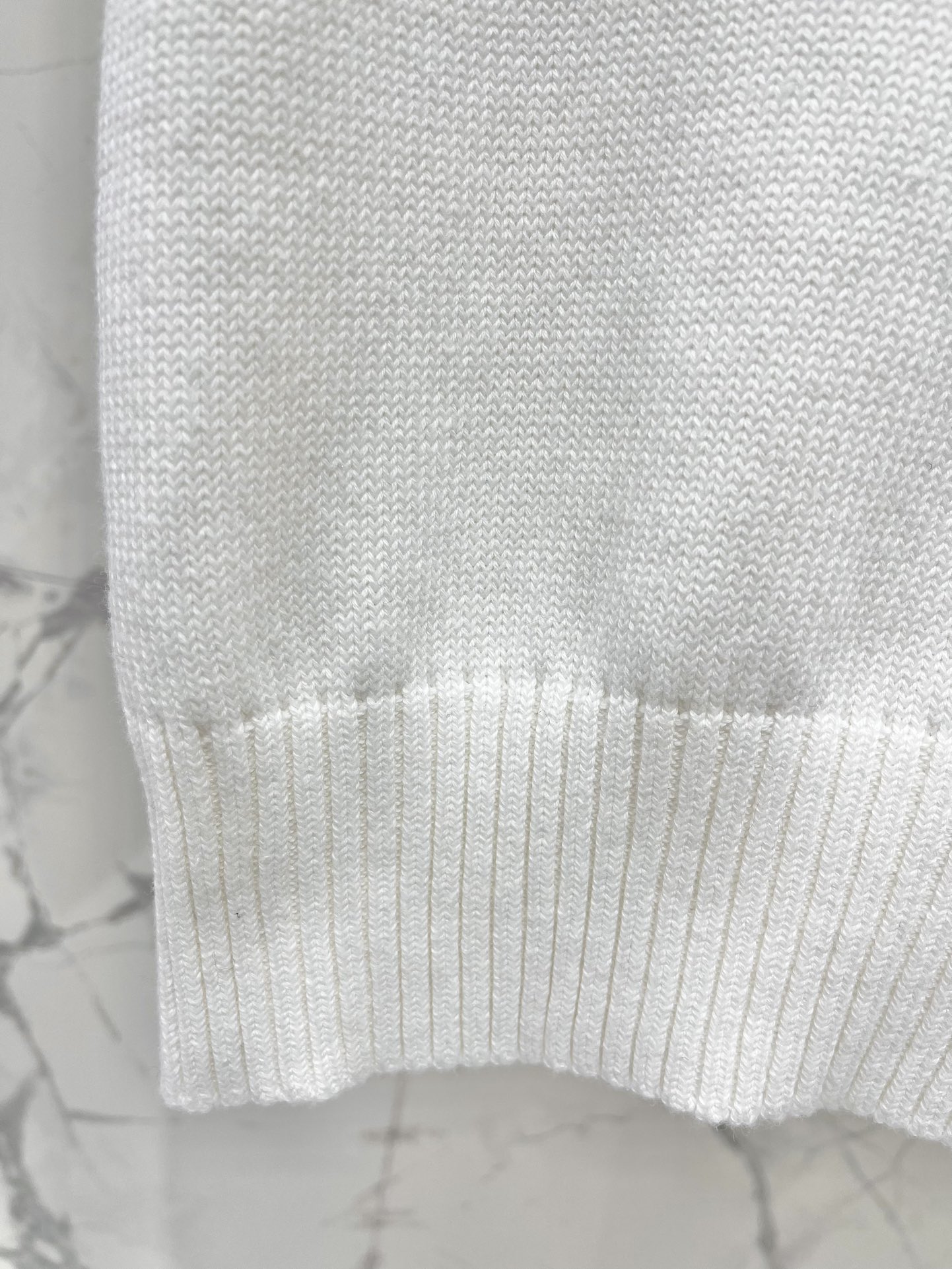 𝗗𝗜𝗢𝗥* 迪家秀款字母刺绣短袖针织衫🌟 【颜值暴击】刺绣+撞色=高级感天花板！ 🌟字母刺绣：胸前迪家经