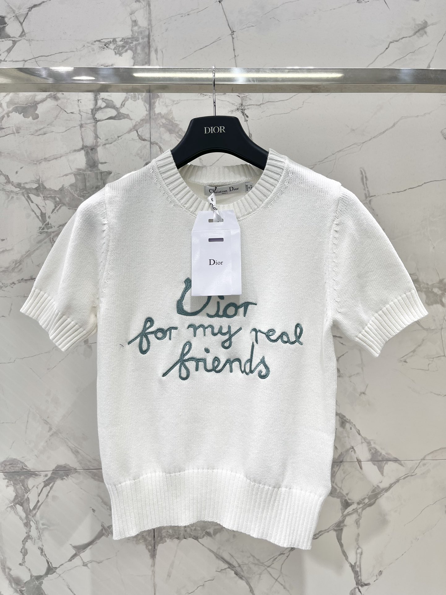 𝗗𝗜𝗢𝗥* 迪家秀款字母刺绣短袖针织衫🌟 【颜值暴击】刺绣+撞色=高级感天花板！ 🌟字母刺绣：胸前迪家经