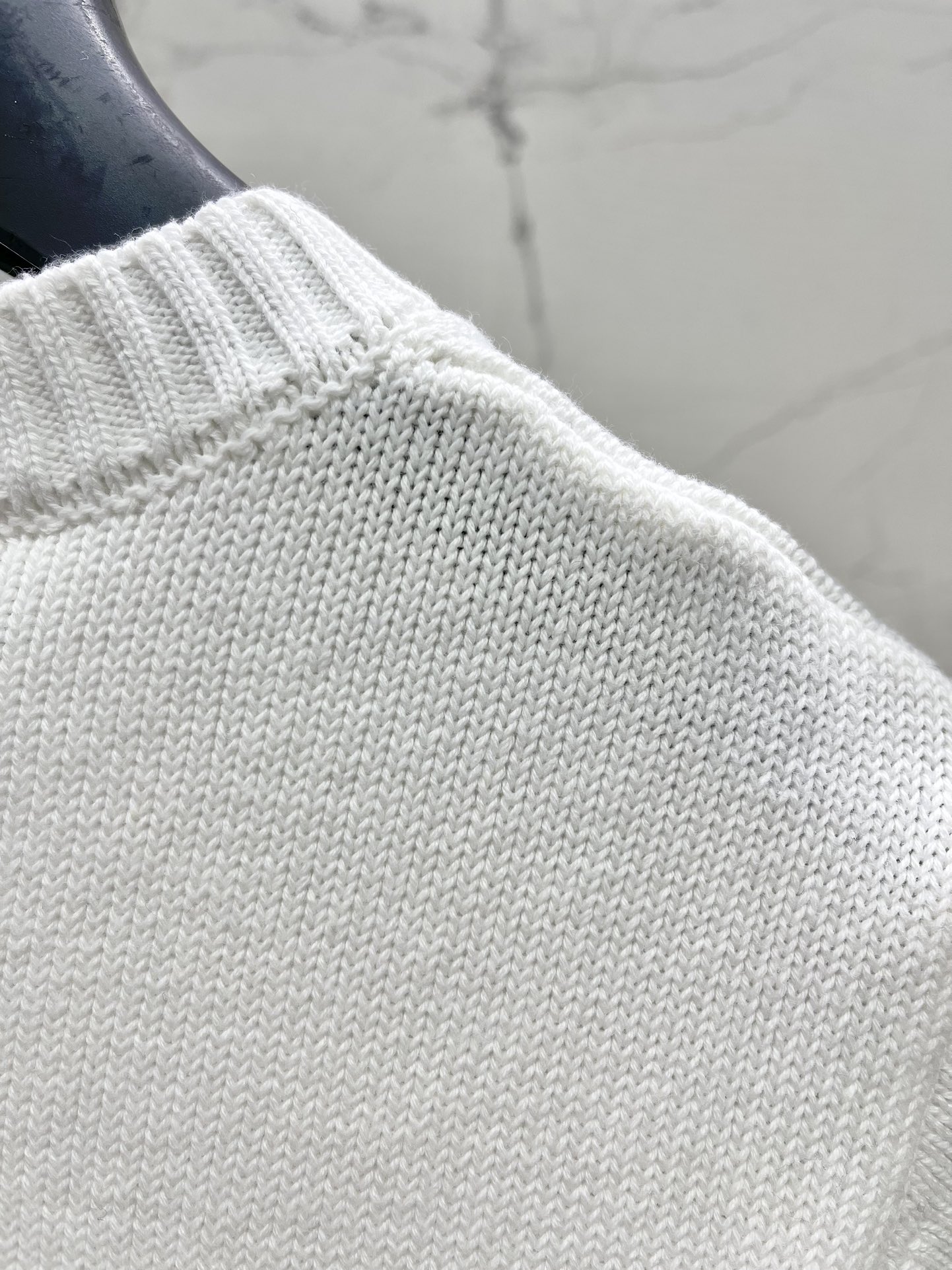 𝗗𝗜𝗢𝗥* 迪家秀款字母刺绣短袖针织衫🌟 【颜值暴击】刺绣+撞色=高级感天花板！ 🌟字母刺绣：胸前迪家经