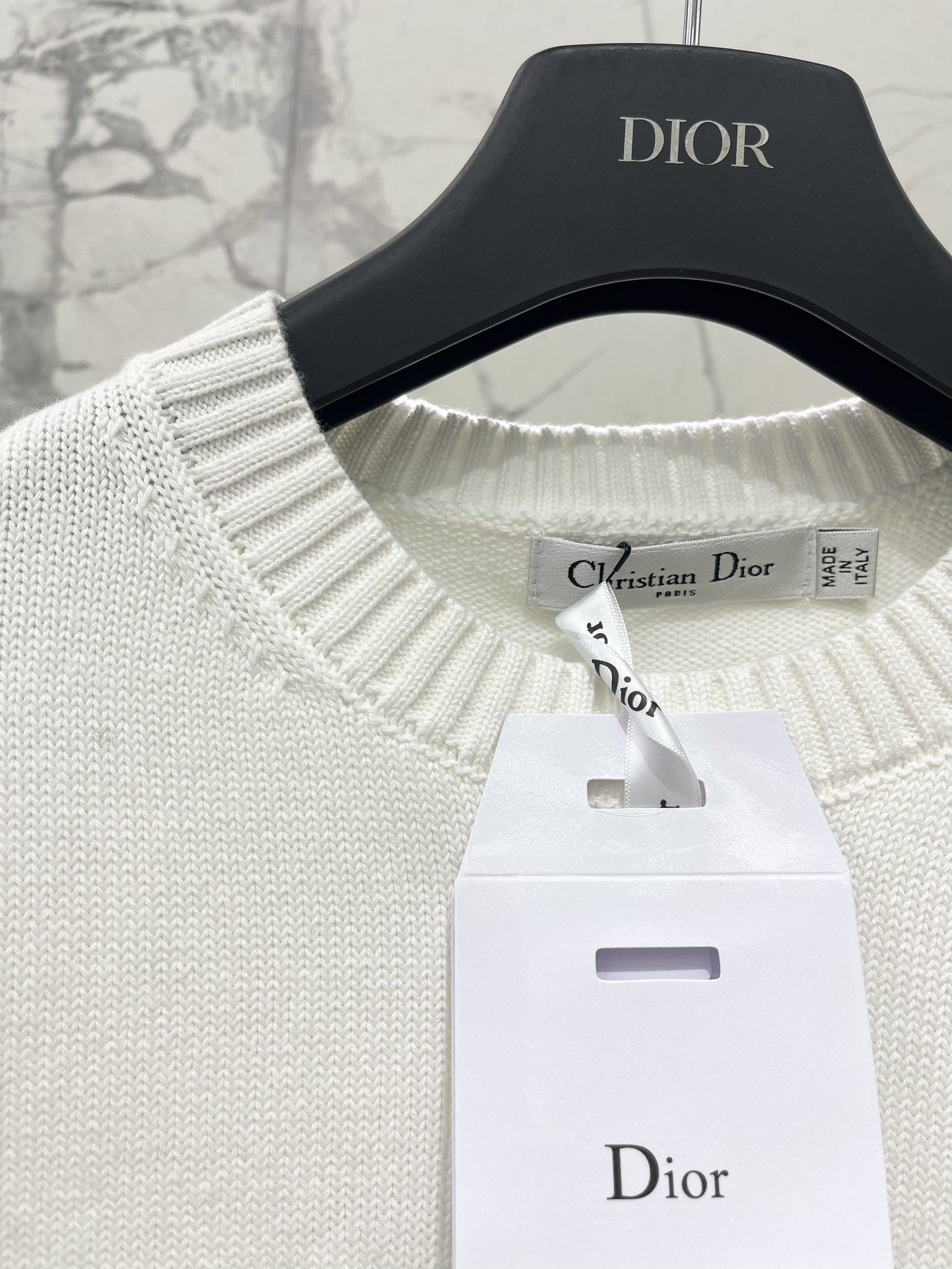 𝗗𝗜𝗢𝗥* 迪家秀款字母刺绣短袖针织衫🌟 【颜值暴击】刺绣+撞色=高级感天花板！ 🌟字母刺绣：胸前迪家经