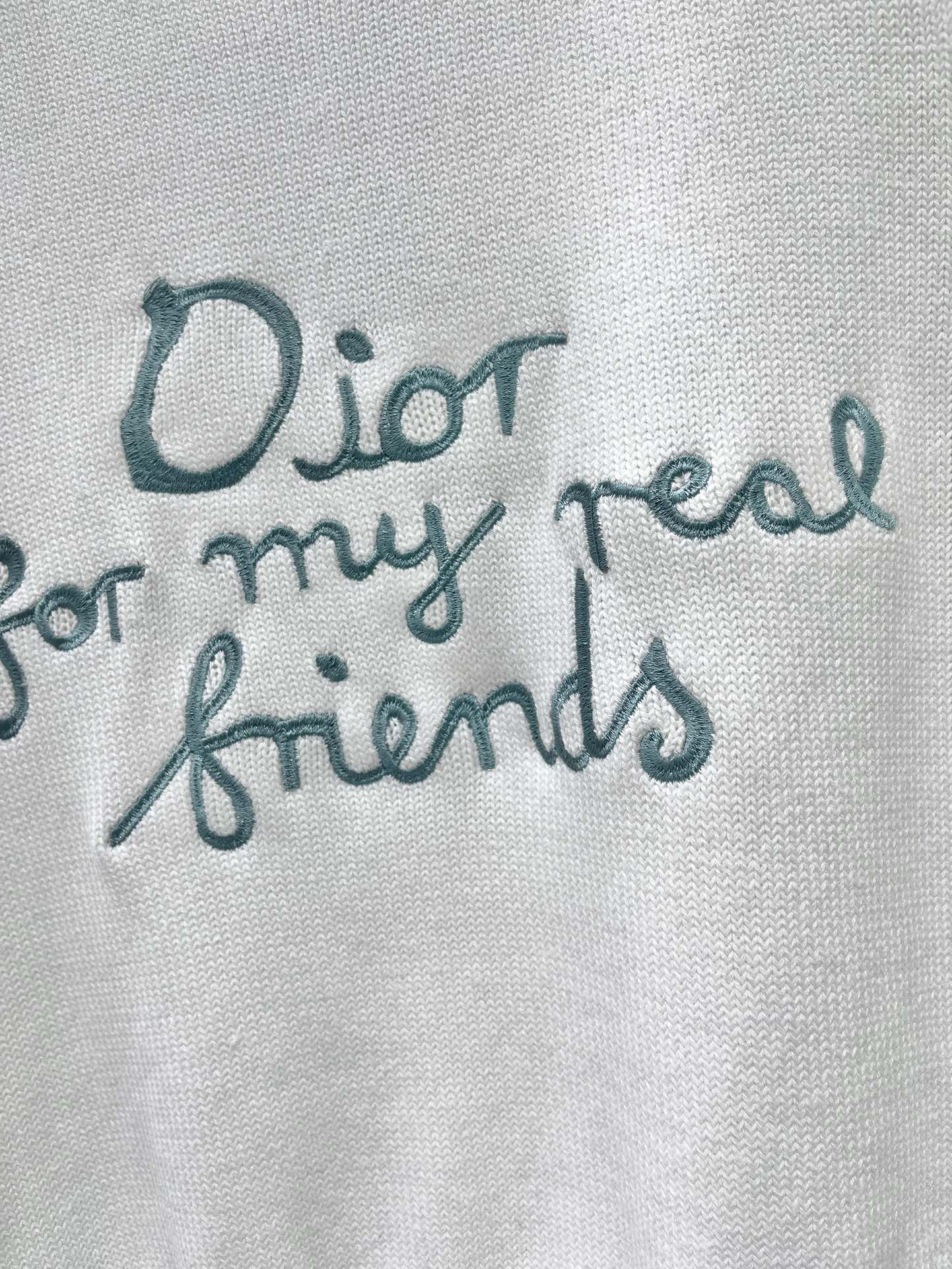 𝗗𝗜𝗢𝗥* 迪家秀款字母刺绣短袖针织衫🌟 【颜值暴击】刺绣+撞色=高级感天花板！ 🌟字母刺绣：胸前迪家经