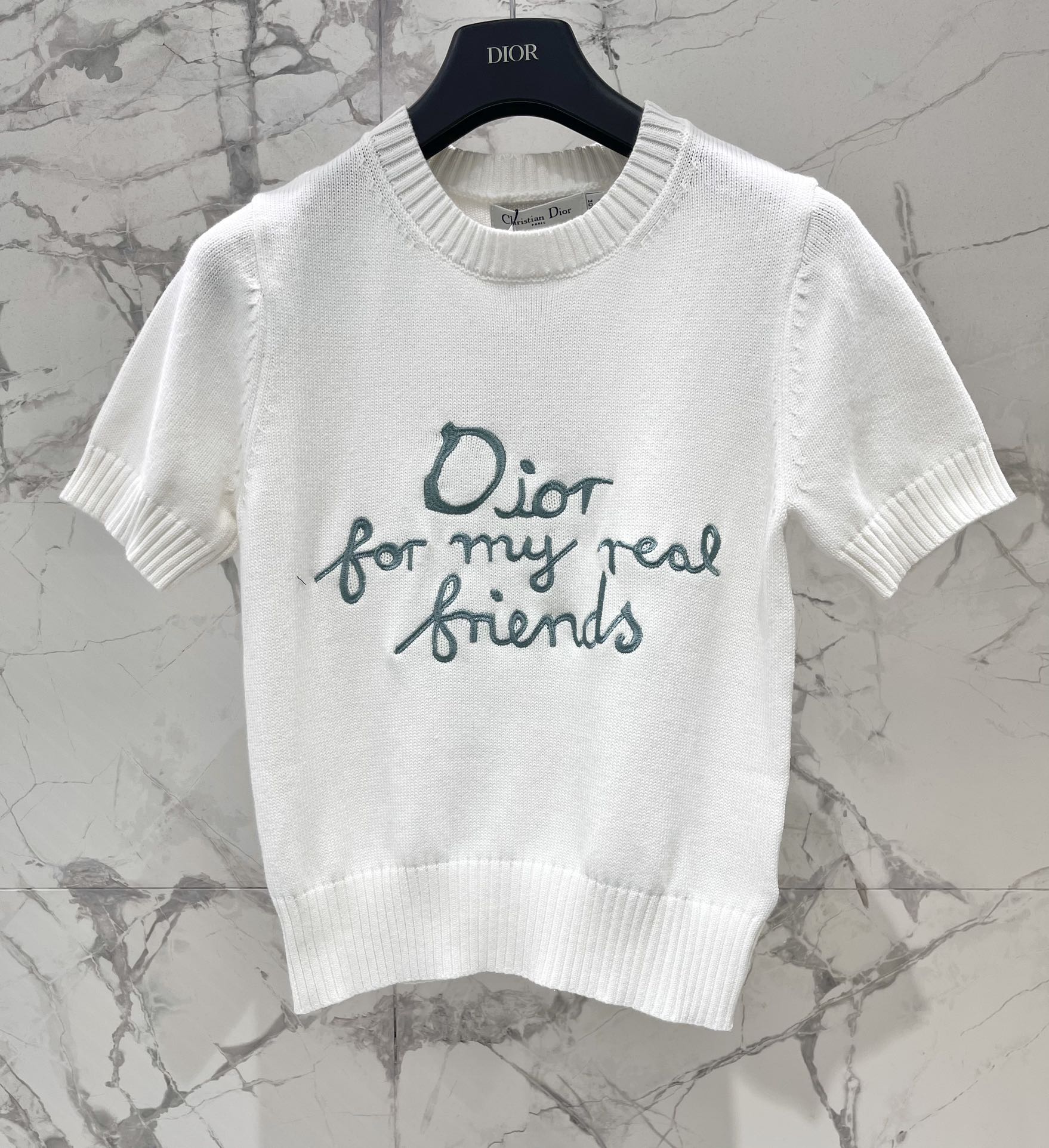 𝗗𝗜𝗢𝗥* 迪家秀款字母刺绣短袖针织衫🌟 【颜值暴击】刺绣+撞色=高级感天花板！ 🌟字母刺绣：胸前迪家经