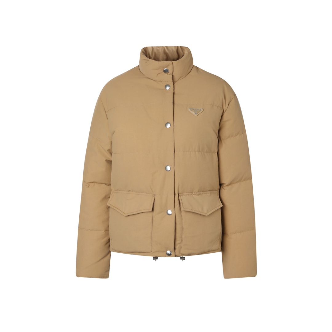 NO:503449,With dust bag [Prada Down Jacket | Cold-proof Aesthetics, Reshape Winter Style] When Italian luxury and pragmatism meet, this Prada Down Jacket becomes a model of function and style in a winter wardrobe. It interprets the modern philosophy of comfort with a wrap-around silhouette, and the warm filling inside gives a soft and fluffy wearing experience, but it does not look bloated at all. The long-sleeved design and elastic bottom edge are tightly locked, and the zipper and snap buckle double-closed windproof and convenience are combined. The flip patch bag has abundant capacity, perfectly storing small items, and enhances the overall layering with three-dimensional silhouettes. The enamel triangular metal logo embellishes the details, hiding the exquisite attitude in the brand genes.  The fabric is made of 55 cotton and 45 recycled nylon blends natural texture and environmental protection concepts, with delicate and skin-friendly inner lining, suitable for long-term wear. From urban commuting to snow walking, it is both an armor that resists the cold wind and a style symbol that interprets high-end sports. 'Warming is not compromised, style is not limited' - Prada redefines the practical elegance of winter with this down jacket. Accessories: One-to-one custom made three standards, One-to-one custom made hardware accessories, One-to-one custom made zippers SIZE: 36 38 40,,prada, down jacket, alexander wang19860909配防尘袋【普拉达羽绒服｜御寒美学,重塑冬日型格】 当意式奢华与实用主义相遇,这件普拉达羽绒服便成为冬日衣橱中的功能与风格典范.它以包裹式廓形诠释现代舒适哲学,内里温暖填充赋予柔软蓬松的穿着体验,却丝毫不显臃肿. 长袖设计与弹力底边紧密锁温,拉链与按扣双开合兼顾防风与便捷.翻盖贴袋容量充裕,完美收纳随身小物,更以立体剪影提升整体层次感.涂抹珐琅三角形金属徽标点缀于细节之处,暗藏品牌基因中的精致态度. 面料采用55棉与45再生锦纶混纺,融合自然质感与环保理念,内衬细腻亲肤,适合长时间穿着.从都市通勤到雪地漫步,它既是抵御寒风的铠甲,亦是诠释高阶运动的风格符号. 「温暖不妥协,风格不设限」——普拉达以这款羽绒服重新定义冬日的实用优雅. 辅料 一比一定制三标 一比一定制五金辅料 一比一定制拉链 SIZE: 36 38 40,,prada,down jacket,alexander wang,Women's clothing