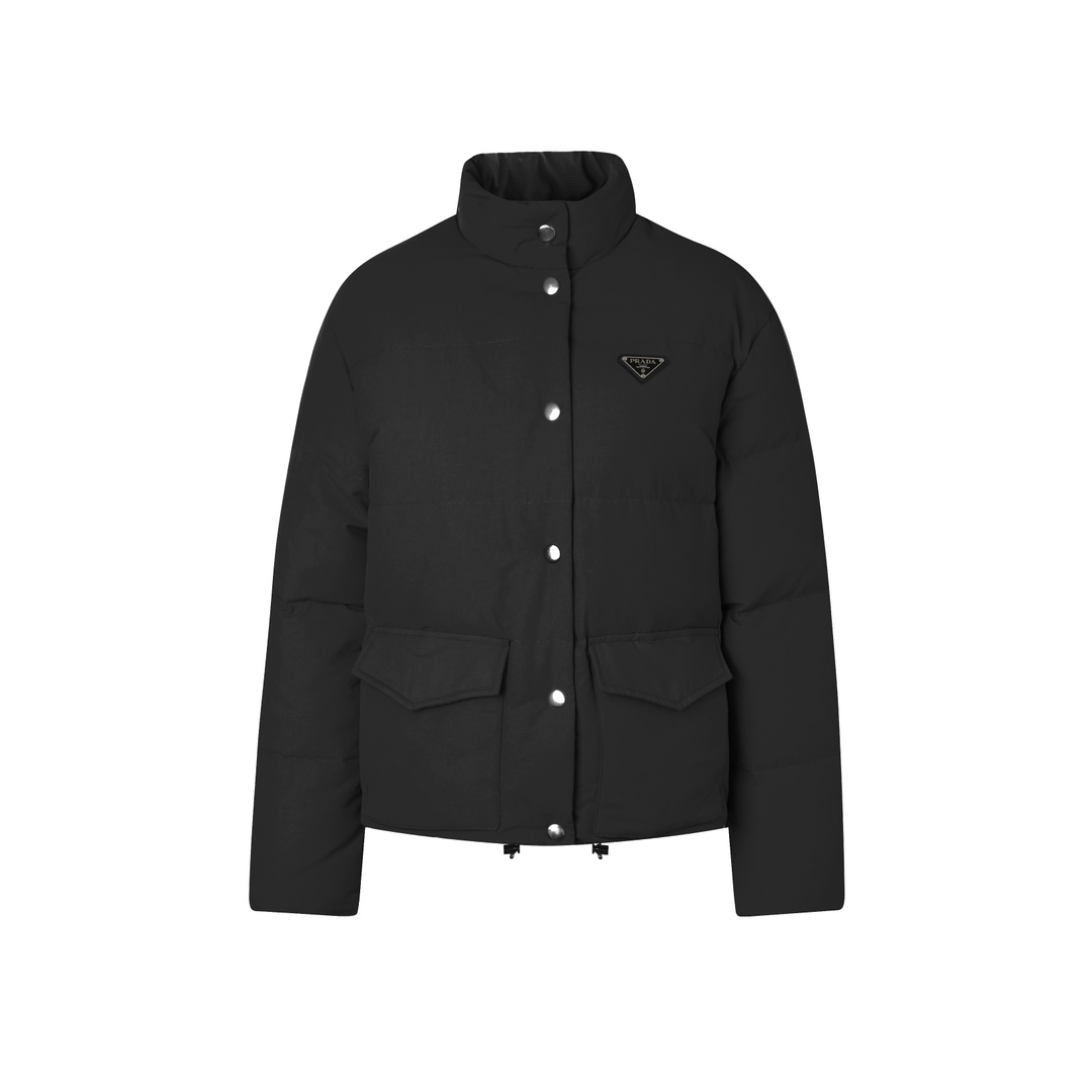 NO:503426,With dust bag [Prada Down Jacket | Cold-proof Aesthetics, Reshape Winter Style] When Italian luxury and pragmatism meet, this Prada Down Jacket becomes a model of function and style in a winter wardrobe. It interprets the modern philosophy of comfort with a wrap-around silhouette, and the warm filling inside gives a soft and fluffy wearing experience, but it does not look bloated at all. The long-sleeved design and elastic bottom edge are tightly locked, and the zipper and snap buckle double-closed windproof and convenience are combined. The flip patch bag has abundant capacity, perfectly storing small items, and enhances the overall layering with three-dimensional silhouettes. The enamel triangular metal logo embellishes the details, hiding the exquisite attitude in the brand genes.  The fabric is made of 55 cotton and 45 recycled nylon blends natural texture and environmental protection concepts, with delicate and skin-friendly inner lining, suitable for long-term wear. From urban commuting to snow walking, it is both an armor that resists the cold wind and a style symbol that interprets high-end sports. 'Warming is not compromised, style is not limited' - Prada redefines the practical elegance of winter with this down jacket. Accessories: One-to-one custom made three standards, One-to-one custom made hardware accessories, One-to-one custom made zippers SIZE: 36 38 40,,prada, down jacket, alexander wang19860909配防尘袋【普拉达羽绒服｜御寒美学,重塑冬日型格】 当意式奢华与实用主义相遇,这件普拉达羽绒服便成为冬日衣橱中的功能与风格典范.它以包裹式廓形诠释现代舒适哲学,内里温暖填充赋予柔软蓬松的穿着体验,却丝毫不显臃肿. 长袖设计与弹力底边紧密锁温,拉链与按扣双开合兼顾防风与便捷.翻盖贴袋容量充裕,完美收纳随身小物,更以立体剪影提升整体层次感.涂抹珐琅三角形金属徽标点缀于细节之处,暗藏品牌基因中的精致态度. 面料采用55棉与45再生锦纶混纺,融合自然质感与环保理念,内衬细腻亲肤,适合长时间穿着.从都市通勤到雪地漫步,它既是抵御寒风的铠甲,亦是诠释高阶运动的风格符号. 「温暖不妥协,风格不设限」——普拉达以这款羽绒服重新定义冬日的实用优雅. 辅料 一比一定制三标 一比一定制五金辅料 一比一定制拉链 SIZE: 36 38 40,,prada,down jacket,alexander wang,Women's clothing