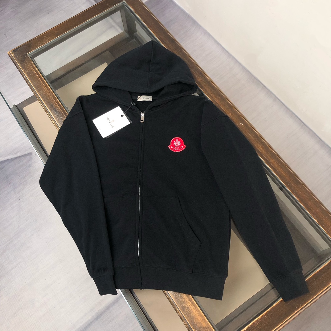 NO:525708,Zipper cardigan sweater MON*CLER hooded early autumn exclusive latest couples hooded zipper sweater, sweater straight pants, leg trousers suit customized 420g wash cotton terry rings~ real shot top three-dimensional tailoring Custom fabric, comfortable and breathable!  Brand logo embellishment!  The touch is delicate and soft, the upper body is comfortable and breathable, the style of a big brand, luxurious and atmospheric, versatile style, not picky in people's clothes, fine workmanship and meticulous, it is definitely worth the product!  Color black white royal blue gray Number of codes S M L XL XXL [Please report height and weight by order], Moncler, hoodie, sweatshirts,hats,alexander wang19860909拉链开衫卫衣 MON*CLER 蒙口 早秋独家最新情侣款连帽拉链卫衣 卫裤直筒裤 束脚裤套装定制420克水洗纯棉毛圈～实物拍摄顶级好货立体剪裁 定制面料,舒适透气！品牌logo标志点缀！手感细腻柔软, 上身舒适透气 ,大牌风范 奢华大气 百搭款式 穿着不挑人 ,做工精细一丝不苟 ,绝对值得的好货！ 颜色黑色 白色 宝蓝 灰色 码数S M L XL XXL【下单请报身高体重】,,Moncler,hoodie,sweatshirts,hats,alexander wang,Men's clothing