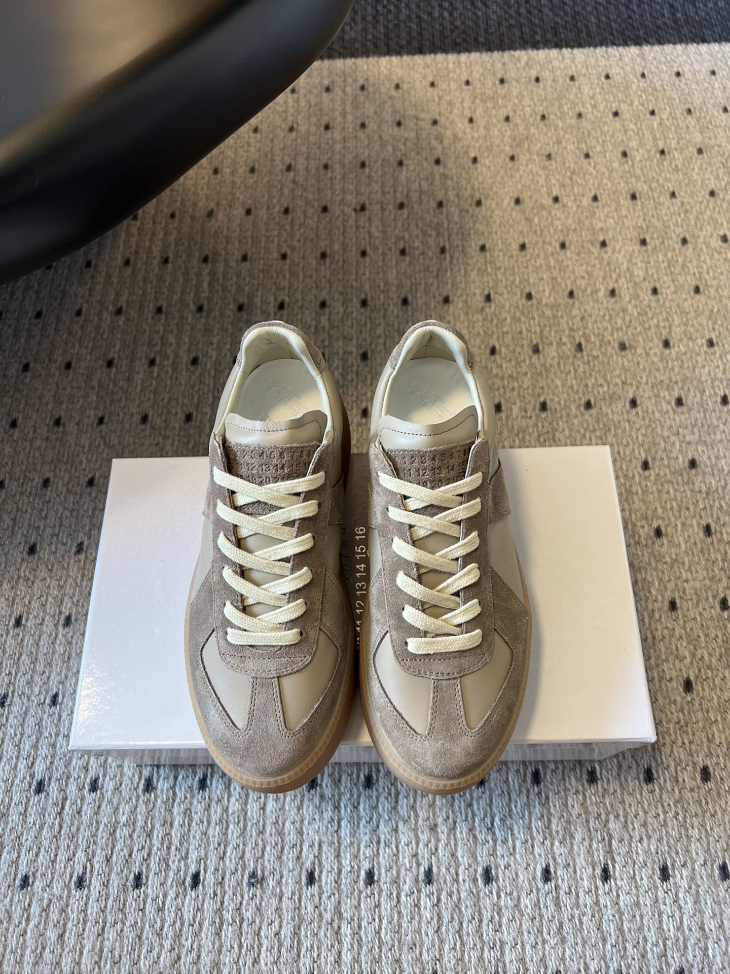 NO:646253,Maison Margiela* 25AW new thick-soled moral training shoes mm6 thick-soled moral training shoes are here. They are so fashionable. The color is soft and high-end. The thick-soled design quietly increases the height and highlights the thin legs. Whether it is worn with casual wear or light retro style, you can unlock a casual and eye-catching look with one click~  Paired with Margiela's new thick-soled moral training, it not only directly increases my proportion, but also adds a bit of vitality to the original mature old money style. Despite the thick sole, the shoes are unexpectedly light. I am not tired after sailing in the city for a whole day. Upper cowhide/Niujing lining Sheepskin outsole original molded outsole Thick sole 3cm Size35-40 (40 customized non-refundable), casual shoes/sports shoes, masion margiela, masion  margiela,sneakers,cowhide,sheepskin19860909Maison Margiela* 25AW 新品厚底德训鞋  mm6厚底德训鞋来啦 太戳时髦点了 色调柔和又高级 厚底设计悄悄增高还特显腿细 不管搭休闲装还是轻复古风 都能一键解锁随性又亮眼的造型～ 搭配马吉拉新出的厚底德训,让我直接比例拉高的同时,也给原本成熟的老钱风增加一丝活力,别看鞋底厚厚的,鞋子意外的轻 在城市里航行一整天也不累 鞋面牛皮/牛京 内里羊皮 大底原版开模大底 厚底3cm Size35-40（40定制不退换）,休闲鞋/运动鞋,masion margiela,masion margiela,sneakers,cowhide,sheepskin,Women's Shoes