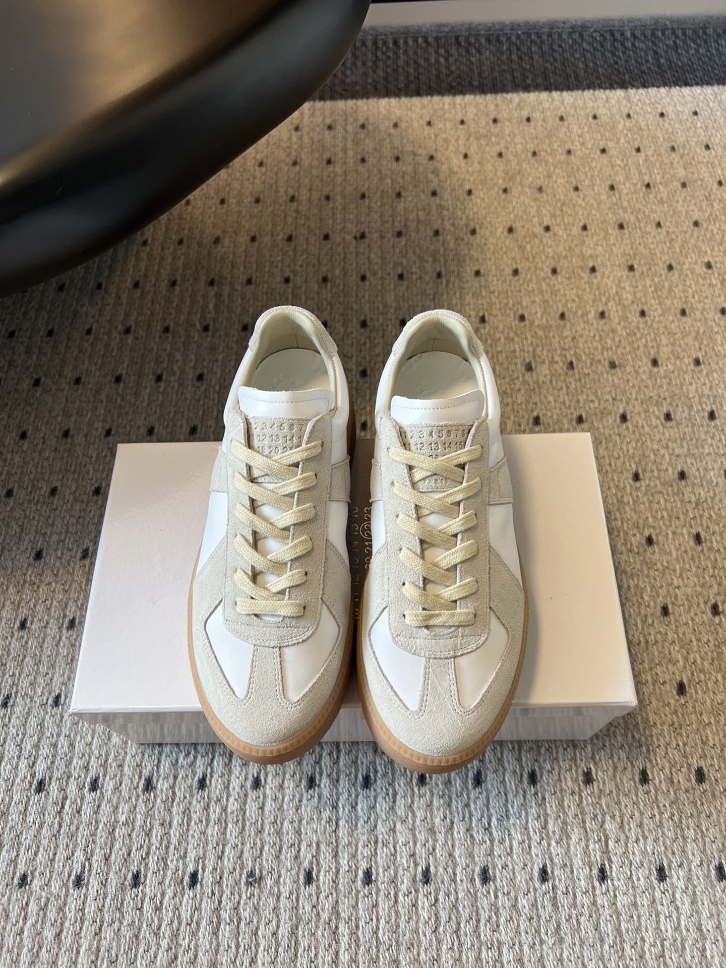 NO:491257,Top quality Maison Margiela* 25AW New thick-soled German training shoes mm6 thick-soled German training shoes are here. It's too fashionable. The tone is soft and high-end. The thick-soled design quietly increases the height and makes the legs look thin. Whether it is casual or light retro style, it can unlock a casual and eye-catching look with one click~ Paired with Majra's newly released thick-soled German training, while directly increasing the proportion, it also adds a little vitality to the original mature old Qian style. Don't look at the thick soles, the shoes are unexpectedly light. It is not tired when sailing in the city all day. Upper cowhide/Niujing Inner sheepskin. Original open-molded soles. Thick soles 3cm Size35-40 (40 custom-made, no return or exchange), casual shoes/sports shoes, masion margiela,masion  Margiela,sneakers,cowhide,sheepskin19860909顶级品质 Maison Margiela* 25AW 新品厚底德训鞋  mm6厚底德训鞋来啦 太戳时髦点了 色调柔和又高级 厚底设计悄悄增高还特显腿细 不管搭休闲装还是轻复古风 都能一键解锁随性又亮眼的造型～ 搭配马吉拉新出的厚底德训,让我直接比例拉高的同时,也给原本成熟的老钱风增加一丝活力,别看鞋底厚厚的,鞋子意外的轻 在城市里航行一整天也不累 鞋面牛皮/牛京 内里羊皮 大底原版开模大底 厚底3cm Size35-40（40定制不退换）,休闲鞋/运动鞋,masion margiela,masion margiela,sneakers,cowhide,sheepskin,Women's Shoes
