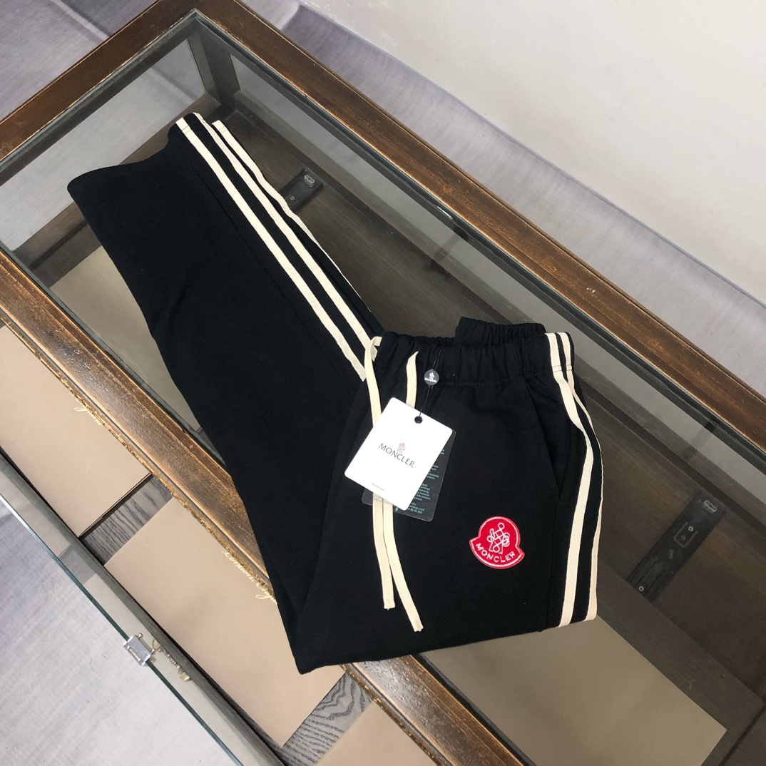 NO:525712,Sleeping pants MON*CLER hoodies, the latest couples’ sweatshirts, early autumn, hoodies, leg trousers, custom-made 420g wash cotton terry rings~ real shots, top three-dimensional tailoring, customized fabric, comfortable and breathable!  Brand logo embellishment!  The touch is delicate and soft, the upper body is comfortable and breathable, the style of a big brand, luxurious and atmospheric, versatile style, not picky in people's clothes, fine workmanship and meticulous, it is definitely worth the product!  Color black white royal blue gray Number of codes S M L XL XXL [Please report height and weight by order], Moncler, hoodie, sweatshirts, alexander wang19860909卫裤 MON*CLER 蒙口 早秋独家最新情侣款卫衣 卫裤束脚裤套装定制420克水洗纯棉毛圈～实物拍摄顶级好货立体剪裁 定制面料,舒适透气！品牌logo标志点缀！手感细腻柔软, 上身舒适透气 ,大牌风范 奢华大气 百搭款式 穿着不挑人 ,做工精细一丝不苟 ,绝对值得的好货！ 颜色黑色 白色 宝蓝 灰色 码数S M L XL XXL【下单请报身高体重】,,Moncler,hoodie,sweatshirts,alexander wang,Men's clothing