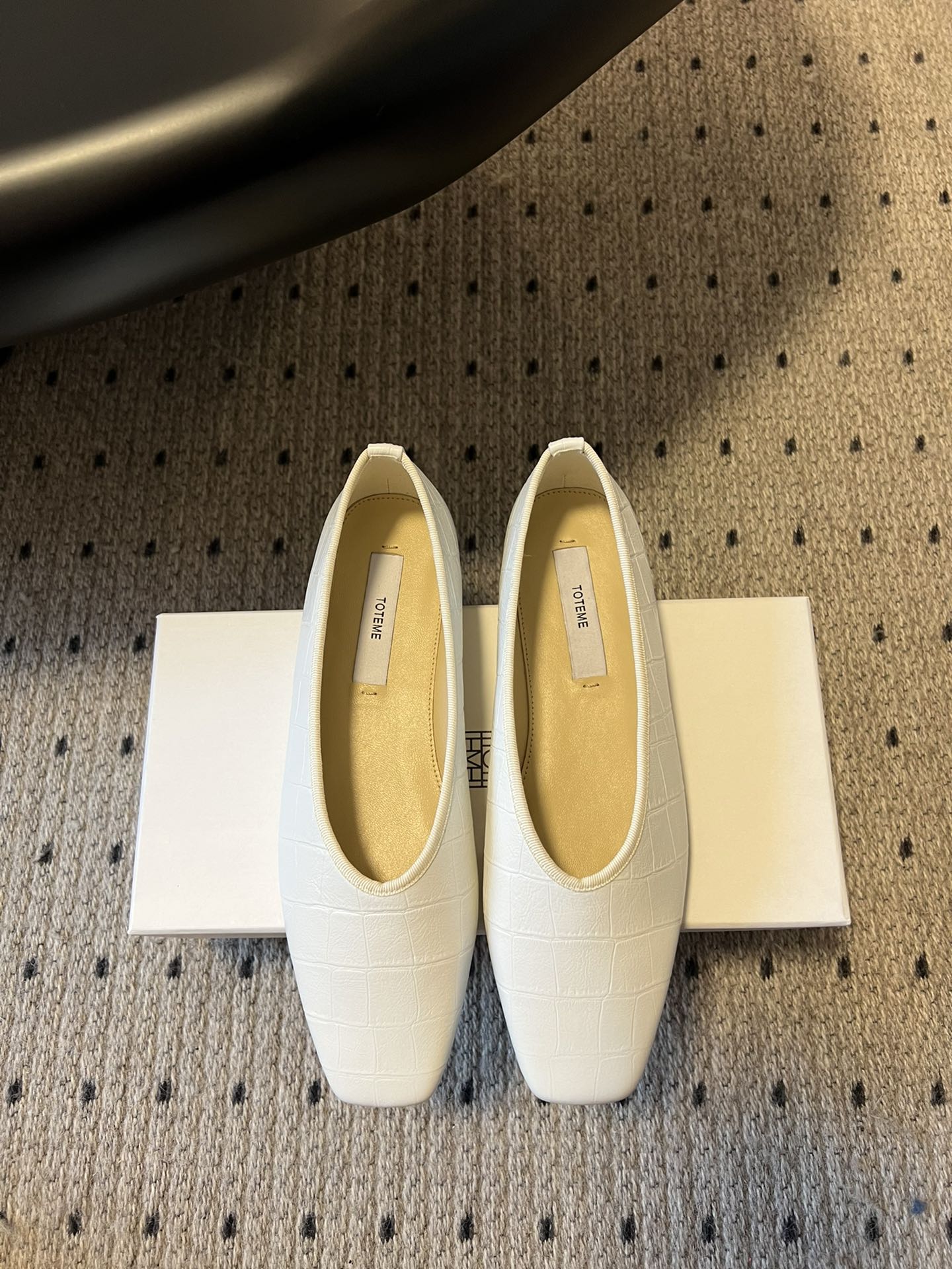 NO:487857,The distinctive aesthetic of Toteme 25ss minimalist square toe shoes Toteme is 'elegant and casual luxury'. The clothing product line belongs to Swedish couple Elin Kling and Karl Lindman. Toteme takes modern women as the group and produces luxurious casual wear and essential sportswear. Who knows it! TOTEME's flat shoes, each pair grows on my aesthetic point, and at a glance it looks a bit The Rowish, another pair of beautiful shoes that can be paired with jeans or women's skirts, can be salty or sweet, pointed toe to make your feet look thin, black suede looks very textured~ Upper cowhide/foetal cow velvet inner sheepskin outsole Italian leather outsole SIZE35-40 size (40 custom-made without return), single shoes, flats, skirts, jeans, cowhide, sheepskin, chamois leather, Leather soles19860909莞产 Toteme 25ss 极简方头鞋 Toteme 的显著审美观为“雅致休闲奢华”,该服装产品线属于瑞典夫妇 Elin Kling 和 Karl Lindman 所有.Toteme 以摩登女性为群体,生产奢华休闲装和必备运动装. 谁懂啊！TOTEME的这几款平底鞋,每一双都长在我的审美点上,猛的一看有点The Row的风骨,又是一双可以配牛仔裤也可以配女人小裙子的美鞋,可盐可甜,尖头显脚瘦,黑色麂皮显得很有质感～ 鞋面牛皮/胎牛绒 内里羊皮 大底意大利真皮大底 SIZE35-40码（40定制不退换）,单鞋,flats,skirts,jeans,cowhide,sheepskin,chamois leather,Leather soles,Women's Shoes