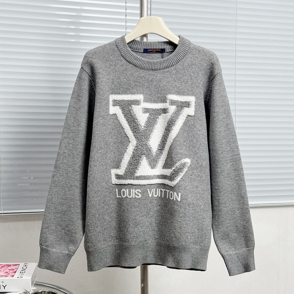 P220
T94#Louis BUTTON 路易威登logo提花针织工艺。简约廓形尽显高级质感,细腻针织面料亲肤舒适,无论是内搭衬衫打造学院风,还是单穿配阔腿裤走极简轻奢路线,都能轻松拿捏优雅氛围感。
立体植绒LV标识极具视觉冲击力,纹理感针织提升穿搭层次,宽松版型适配各种身形,可酷飒可随性,是街头潮范与高奢格调的完美融合。
颜色:黑色 灰色
码数:XS S M L