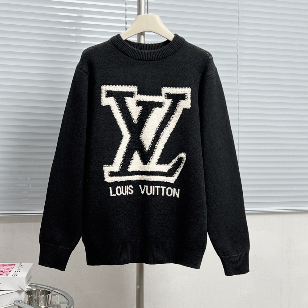 P220
T94#Louis BUTTON 路易威登logo提花针织工艺。简约廓形尽显高级质感,细腻针织面料亲肤舒适,无论是内搭衬衫打造学院风,还是单穿配阔腿裤走极简轻奢路线,都能轻松拿捏优雅氛围感。
立体植绒LV标识极具视觉冲击力,纹理感针织提升穿搭层次,宽松版型适配各种身形,可酷飒可随性,是街头潮范与高奢格调的完美融合。
颜色:黑色 灰色
码数:XS S M L