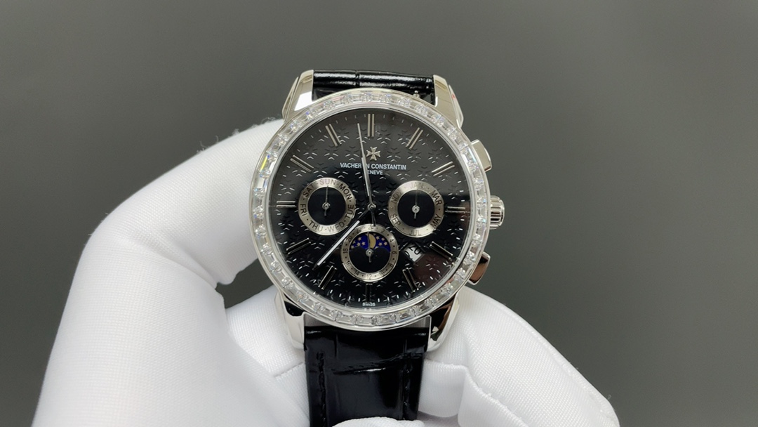 NO:727076,Vacheron Constantin - Vacheron Constantin R46 upgraded version of the inheritance series, multi-functional design and top quality. Important note (the upgraded version has an improved shell that is thinner than the old version, the glass has been upgraded to be wear-resistant and fall-resistant, and is smoother and more beautiful than the old version! The inner cover has been updated to a steel inner cover; the texture and feel of the watch  Appears more perfect) 18k quality furnace vacuum plating... (High quality, normal wearing, 0 repair quality) This watch uses a multi-functional original imported movement, with six-pin multi-function display, high-end and atmospheric design style, (function displays week, calendar, month, day and night stars 24 hours) The case is made of 316 imported stainless steel, sapphire glass, super anti-scratch mirror, super luminous, making the night more dazzling!  Comes with imported calfskin strap buckle!  'You can easily own time, but you can't easily own Vacheron Constantin.' (Real photo) The manufacturer strongly recommends this Vacheron Constantin series... Your precious wrist needs (focus on original new machines) Focus is an attitude, please look for exclusive quality!  Welcome to reprint!  ,,vacheron,cowhide19860909江诗丹顿 -Vacheron Constantin R46 升级版传袭系列,多功能设计顶级品质.重要提示（升级版改进壳身比旧版本更薄、玻璃升级耐磨抗摔、比旧版本更平整美观！内罩更新成钢鑫制内罩；手表质感 手感 显得更完美）18k品质炉内真空电镀……（高品质正常佩戴0返修的质量）此款手表使用多功能原装进口机芯,具有六针多样功能显示高端.大气的设计风格,（功能显示星期 日历 月份 日夜星辰 24小时）套壳使用316进口精钢 、蓝宝石玻璃超强防刮花镜面,超强夜光,让黑夜更耀眼！搭配进口小牛皮表带扣！“你可以轻易拥有时间、但你不能轻易拥有江诗丹顿”、（实拍图）厂家强强推荐此款江诗传袭系列...你宝贵的腕上需（专注原装新机） 专注是一种态度,请认准独家品质！欢迎转载！,,vacheron,cowhide,Watch