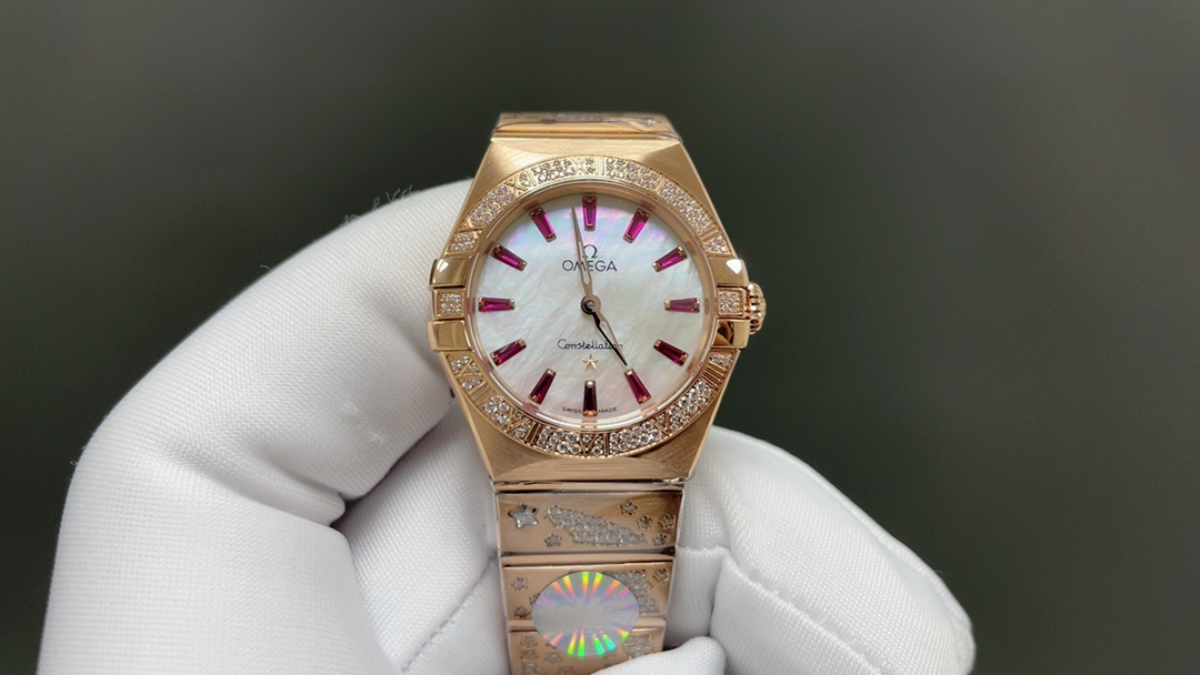 NO:727093,Omega Constellation Series 28mm Swiss Quartz Watch produced by CLF 1. Half-moon section, the adjusted claw details are slimmer, the case and the claws are polished and chamfered to make them more natural, the case handle adopts an internal hexagonal screw-in handle, which has better waterproof performance!  2. The Roman scale on the bezel and the observatory on the bottom cover are comparable to the original version. 3. The color of the dial has been adjusted by engineers to make it appear more advanced and the style is more youthful and fashionable. 4. The bracelet adopts polishing technology and is dazzling. It is equipped with a comfortable adjustment function and is equipped with a fine-tuning butterfly buckle to fine-tune the length to ensure the comfort and convenience of wearing. 5. Equipped with an original imported Swiss movement, which is strong, stable and trouble-free, giving customers a perfect experience of accuracy and reliability.  The style is gentle and charming, the workmanship is exquisite, the most beautiful zodiac sign, the first choice for women, omega19860909CLF出品欧米茄星座系列 28mm瑞士石英腕表 1.半月形切面,经过调整的抓爪细节更为纤细,表壳和抓爪经过抛光打磨和倒角处理后,融合得更加自然,表壳把管采用内六角旋入式把管,防水性能更佳！ 2.圈口罗马刻度做法及底盖天文台的还原度媲美原版 3.表盘颜色经过工程师调配的颜色,显得更加高级,风格更显年轻时尚 4.表链采用了抛光的工艺,闪耀夺目,设有舒适调节功能,搭配微调蝴蝶表扣,可微调长短,确保佩戴的舒适与便利. 5.搭载原装进口瑞士机芯,坚挺稳定无故障,给客户带来精准可靠的完美体验. 款式温婉动人,做工细腻入微 最美星座,女士首选,,omega,Watch