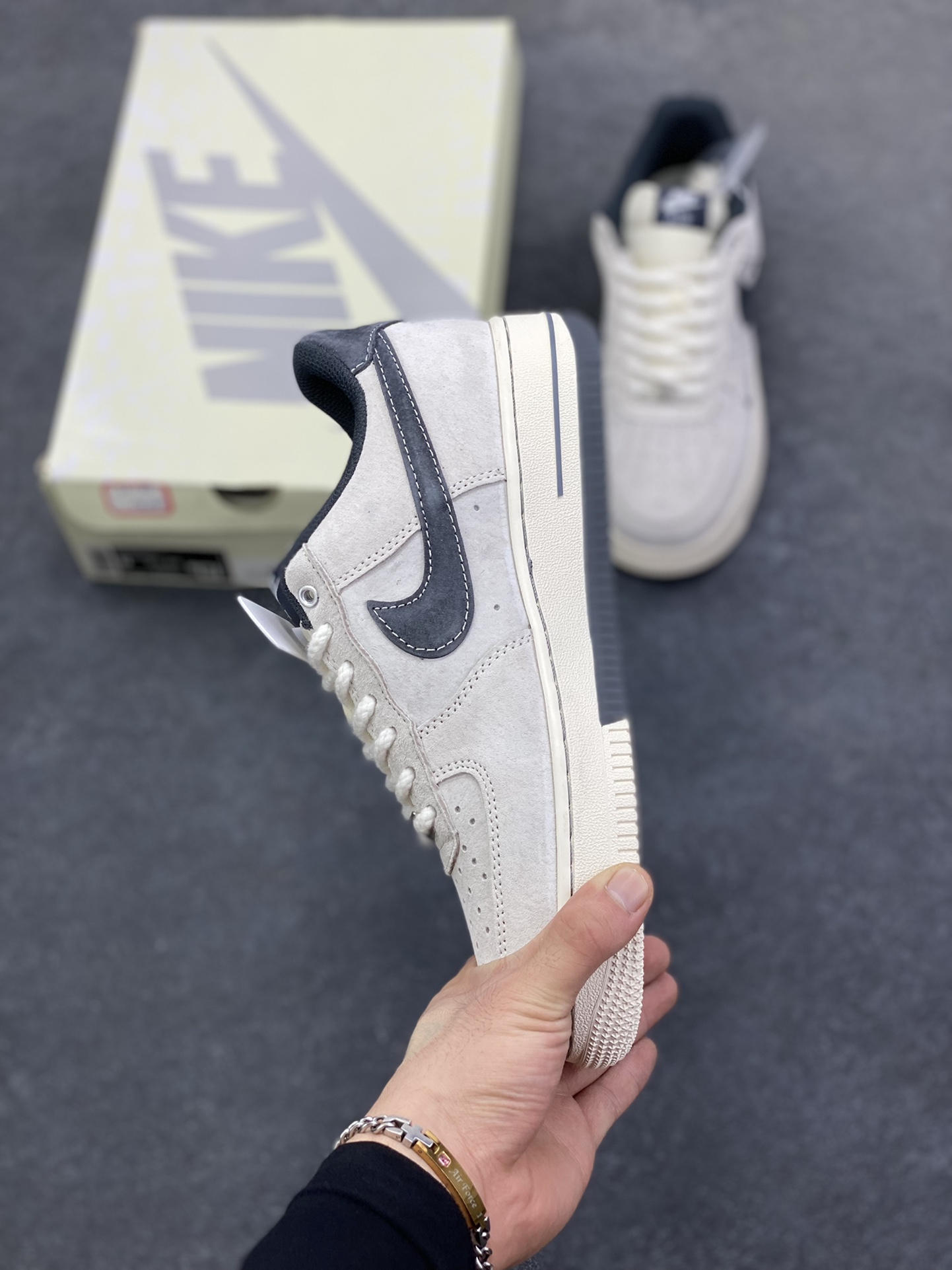 图片[3]-NIke Air Force 1 \’07 Low “冠军联名——双拼灰勾三小勾”空军一号 低帮 运动鞋 休闲鞋 折边针车 工艺难度大 原楦头原纸板 原装鞋盒 定制五金配件 内置全掌气垫 原厂鞋底 货号：SJ6698-022 尺码：36 36.5 37.5 38 38.5 39 40 40.5 41 42 42.5 43 44 44.5 45-选品中心