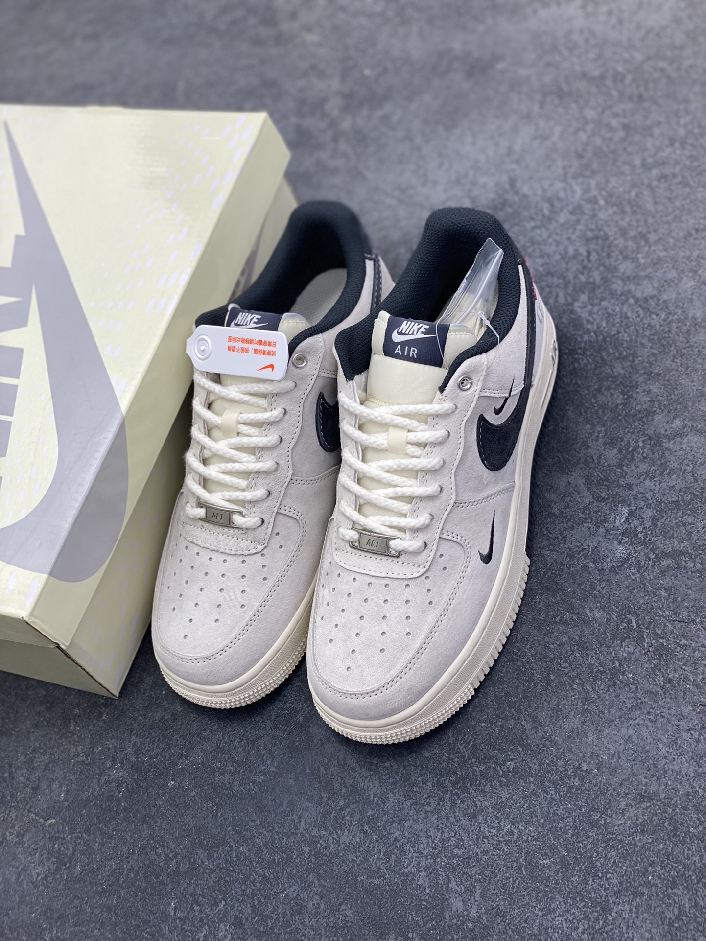 图片[8]-NIke Air Force 1 \’07 Low “冠军联名——双拼灰勾三小勾”空军一号 低帮 运动鞋 休闲鞋 折边针车 工艺难度大 原楦头原纸板 原装鞋盒 定制五金配件 内置全掌气垫 原厂鞋底 货号：SJ6698-022 尺码：36 36.5 37.5 38 38.5 39 40 40.5 41 42 42.5 43 44 44.5 45-选品中心