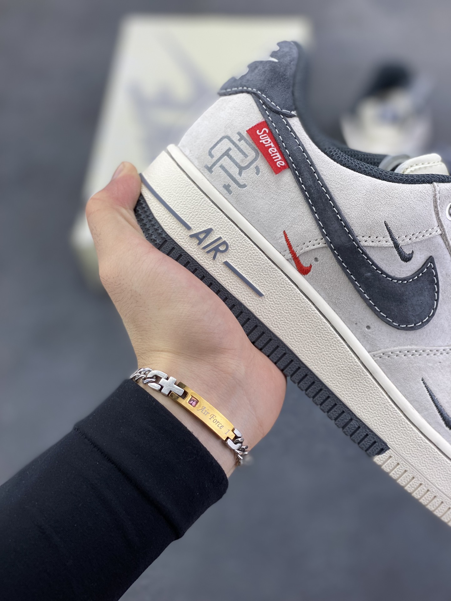 图片[6]-NIke Air Force 1 \’07 Low “冠军联名——双拼灰勾三小勾”空军一号 低帮 运动鞋 休闲鞋 折边针车 工艺难度大 原楦头原纸板 原装鞋盒 定制五金配件 内置全掌气垫 原厂鞋底 货号：SJ6698-022 尺码：36 36.5 37.5 38 38.5 39 40 40.5 41 42 42.5 43 44 44.5 45-选品中心