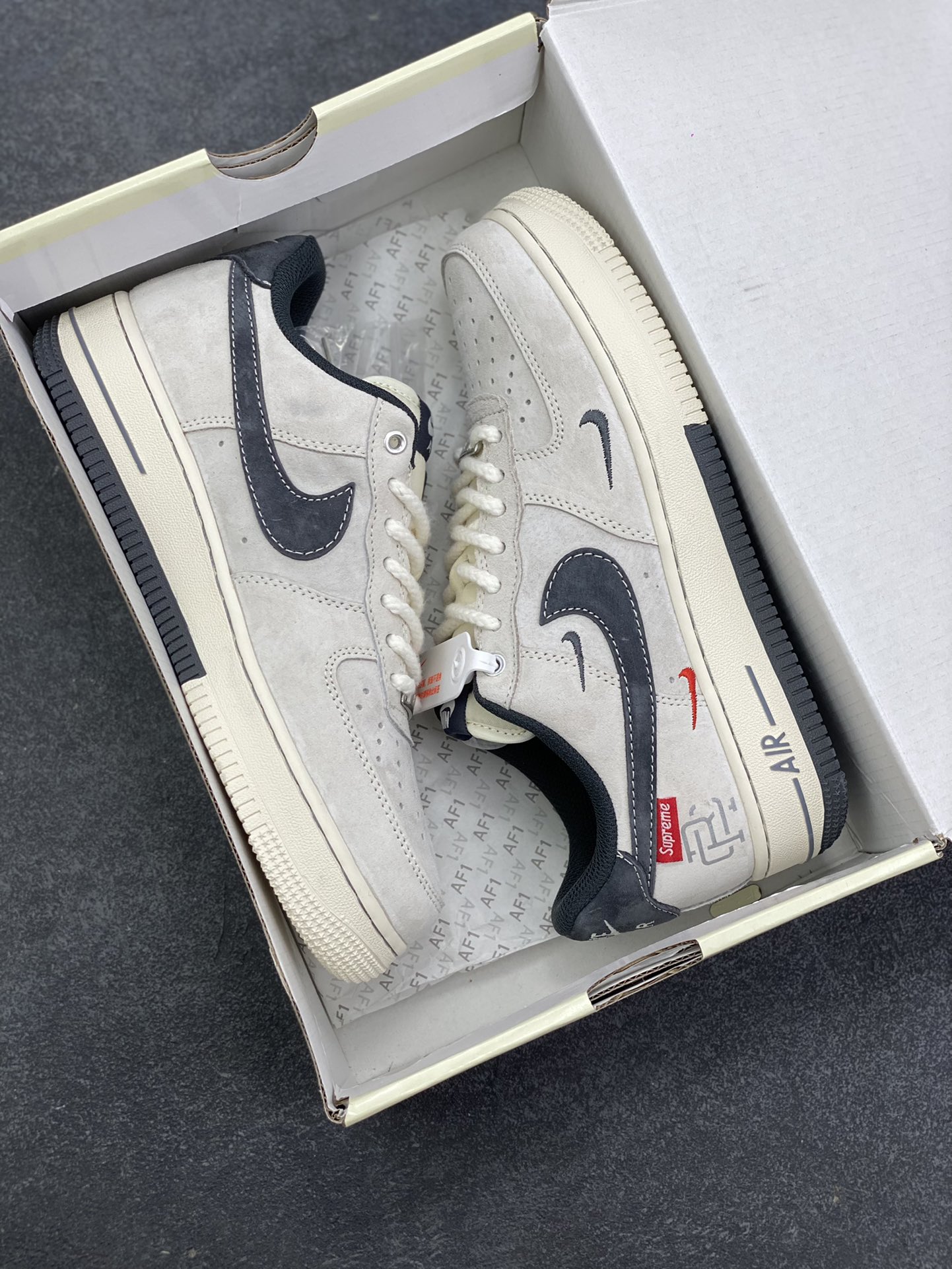 图片[9]-NIke Air Force 1 \’07 Low “冠军联名——双拼灰勾三小勾”空军一号 低帮 运动鞋 休闲鞋 折边针车 工艺难度大 原楦头原纸板 原装鞋盒 定制五金配件 内置全掌气垫 原厂鞋底 货号：SJ6698-022 尺码：36 36.5 37.5 38 38.5 39 40 40.5 41 42 42.5 43 44 44.5 45-选品中心