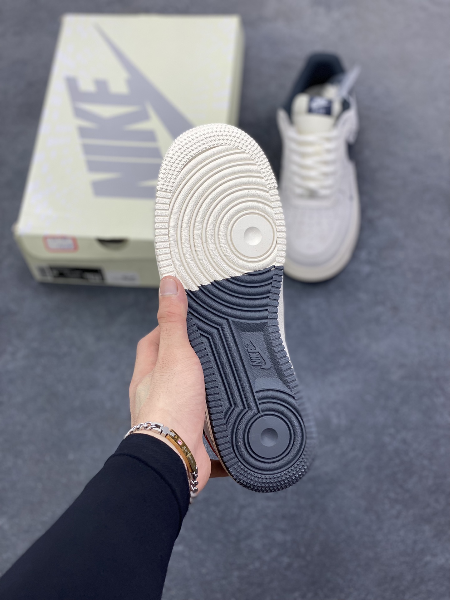 图片[5]-NIke Air Force 1 \’07 Low “冠军联名——双拼灰勾三小勾”空军一号 低帮 运动鞋 休闲鞋 折边针车 工艺难度大 原楦头原纸板 原装鞋盒 定制五金配件 内置全掌气垫 原厂鞋底 货号：SJ6698-022 尺码：36 36.5 37.5 38 38.5 39 40 40.5 41 42 42.5 43 44 44.5 45-选品中心