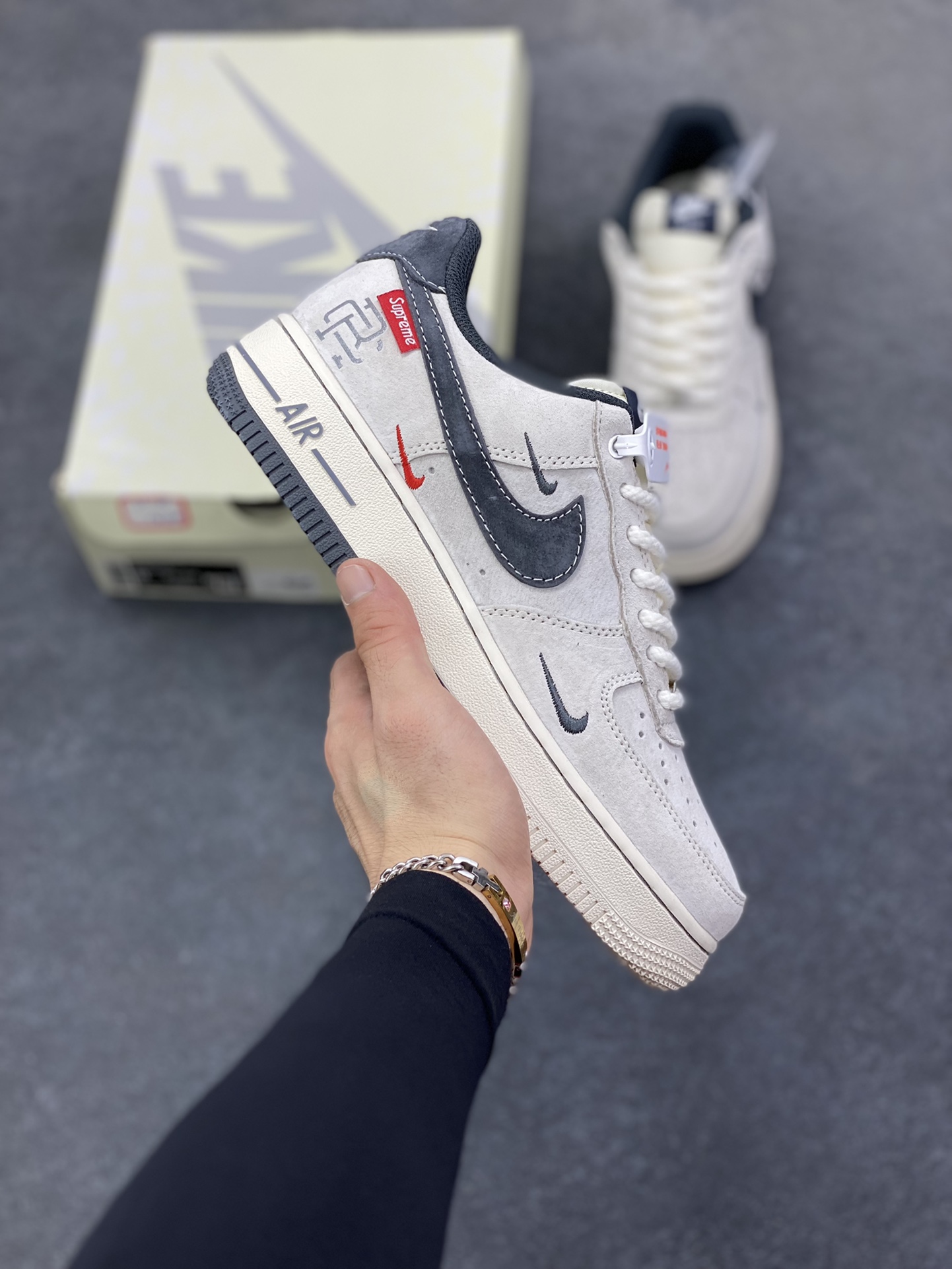 NIke Air Force 1 \'07 Low “冠军联名——双拼灰勾三小勾”空军一号 低帮 运动鞋 休闲鞋 折边针车 工艺难度大 原楦头原纸板 原装鞋盒 定制五金配件 内置全掌气垫 原厂鞋底 货号：SJ6698-022 尺码：36 36.5 37.5 38 38.5 39 40 40.5 41 42 42.5 43 44 44.5 45-选品中心