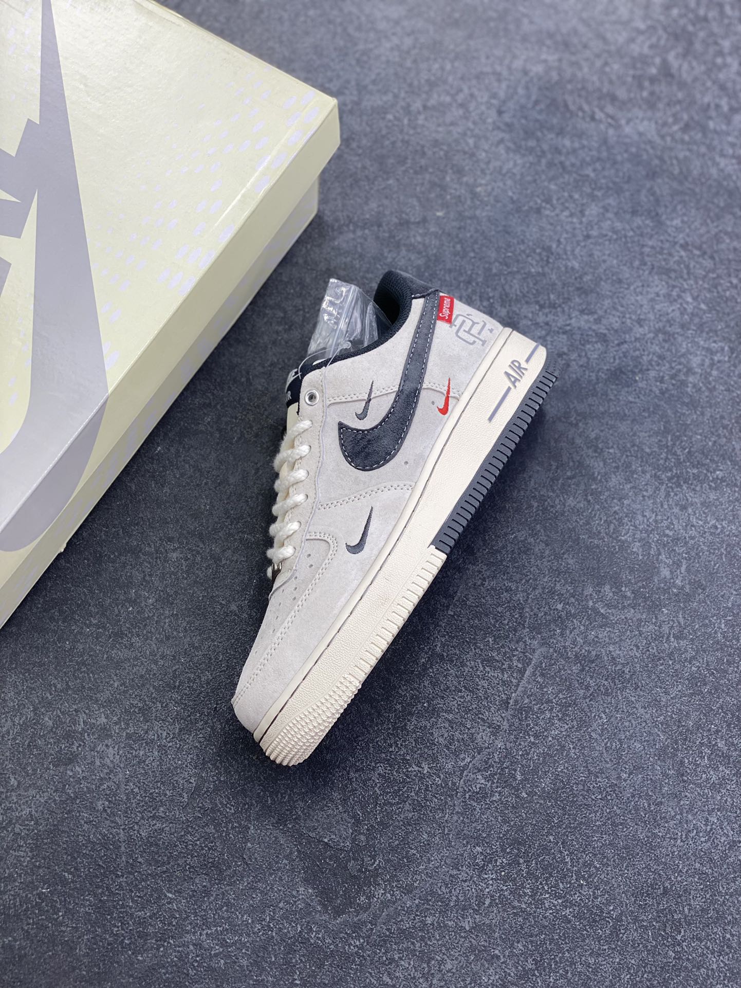 图片[7]-NIke Air Force 1 \’07 Low “冠军联名——双拼灰勾三小勾”空军一号 低帮 运动鞋 休闲鞋 折边针车 工艺难度大 原楦头原纸板 原装鞋盒 定制五金配件 内置全掌气垫 原厂鞋底 货号：SJ6698-022 尺码：36 36.5 37.5 38 38.5 39 40 40.5 41 42 42.5 43 44 44.5 45-选品中心