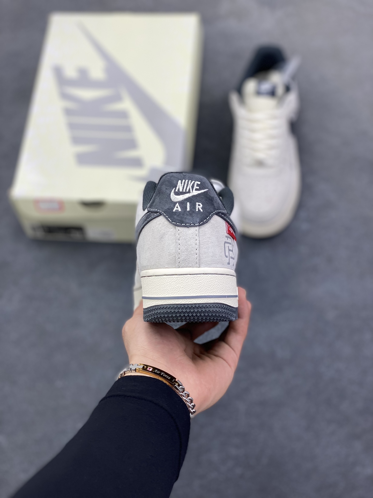 图片[4]-NIke Air Force 1 \’07 Low “冠军联名——双拼灰勾三小勾”空军一号 低帮 运动鞋 休闲鞋 折边针车 工艺难度大 原楦头原纸板 原装鞋盒 定制五金配件 内置全掌气垫 原厂鞋底 货号：SJ6698-022 尺码：36 36.5 37.5 38 38.5 39 40 40.5 41 42 42.5 43 44 44.5 45-选品中心