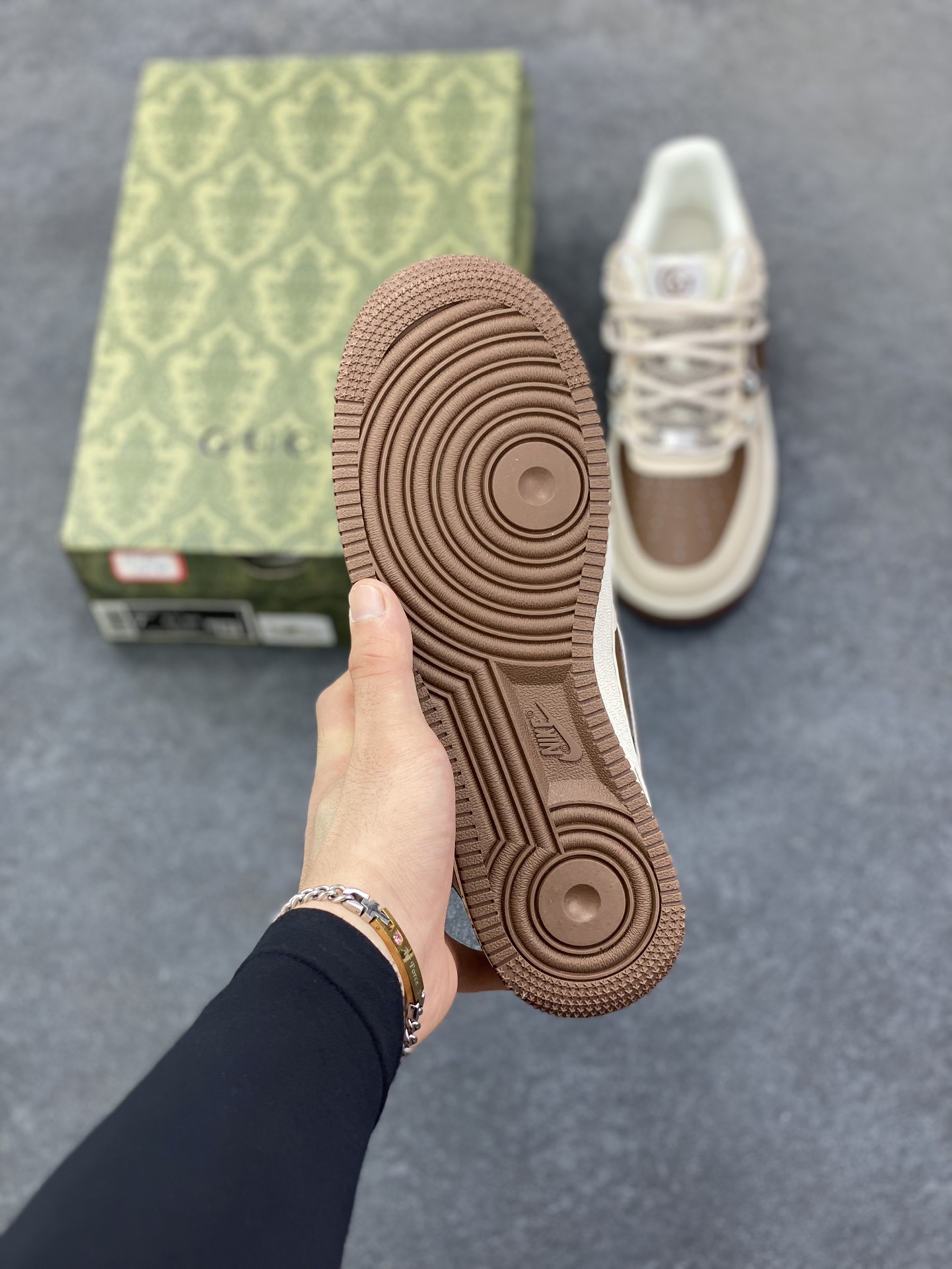 图片[5]-NIke Air Force 1 \’07 Low “古驰联名——棕咖抽绳”空军一号 低帮 运动鞋 休闲鞋 折边针车 工艺难度大 原楦头原纸板 原装鞋盒 定制五金配件 内置全掌气垫 原厂鞋底 货号：SJ1198-400 尺码：36 36.5 37.5 38 38.5 39 40 40.5 41 42 42.5 43 44 44.5 45-选品中心