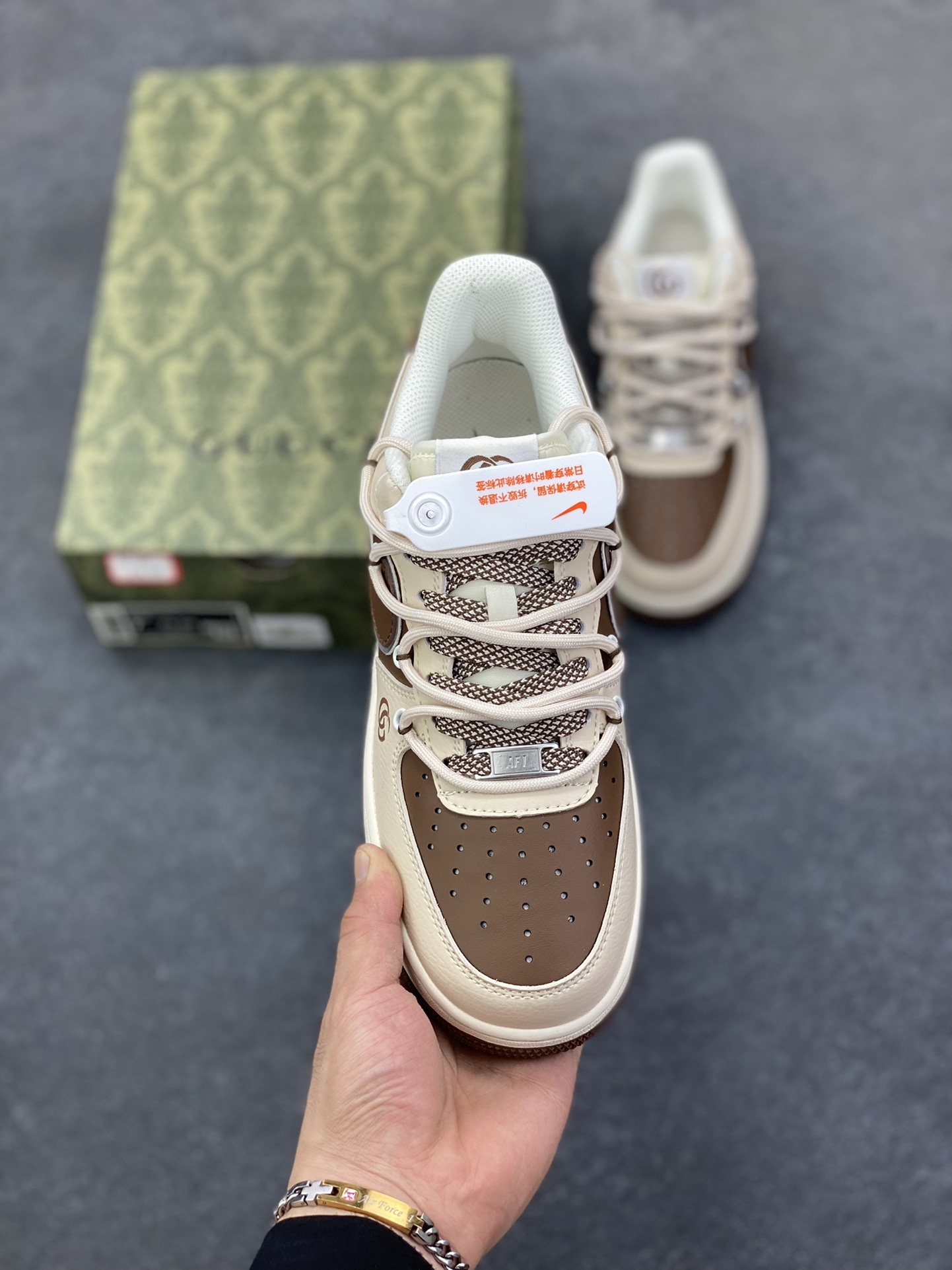 图片[2]-NIke Air Force 1 \’07 Low “古驰联名——棕咖抽绳”空军一号 低帮 运动鞋 休闲鞋 折边针车 工艺难度大 原楦头原纸板 原装鞋盒 定制五金配件 内置全掌气垫 原厂鞋底 货号：SJ1198-400 尺码：36 36.5 37.5 38 38.5 39 40 40.5 41 42 42.5 43 44 44.5 45-选品中心