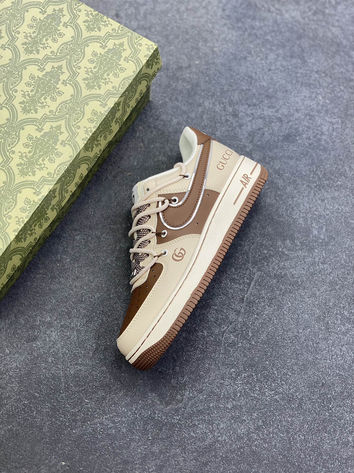 图片[7]-NIke Air Force 1 \’07 Low “古驰联名——棕咖抽绳”空军一号 低帮 运动鞋 休闲鞋 折边针车 工艺难度大 原楦头原纸板 原装鞋盒 定制五金配件 内置全掌气垫 原厂鞋底 货号：SJ1198-400 尺码：36 36.5 37.5 38 38.5 39 40 40.5 41 42 42.5 43 44 44.5 45-选品中心