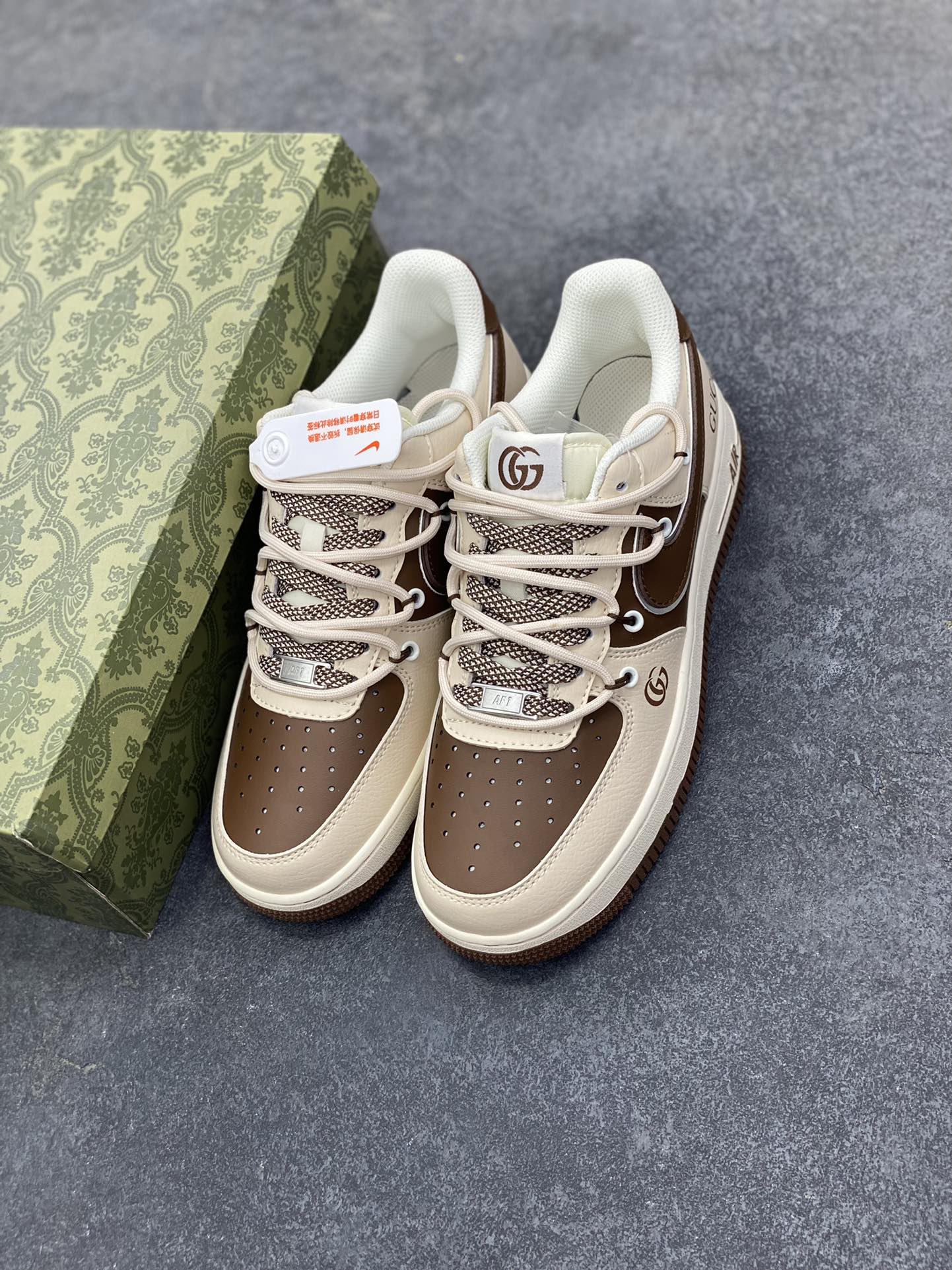 图片[8]-NIke Air Force 1 \’07 Low “古驰联名——棕咖抽绳”空军一号 低帮 运动鞋 休闲鞋 折边针车 工艺难度大 原楦头原纸板 原装鞋盒 定制五金配件 内置全掌气垫 原厂鞋底 货号：SJ1198-400 尺码：36 36.5 37.5 38 38.5 39 40 40.5 41 42 42.5 43 44 44.5 45-选品中心