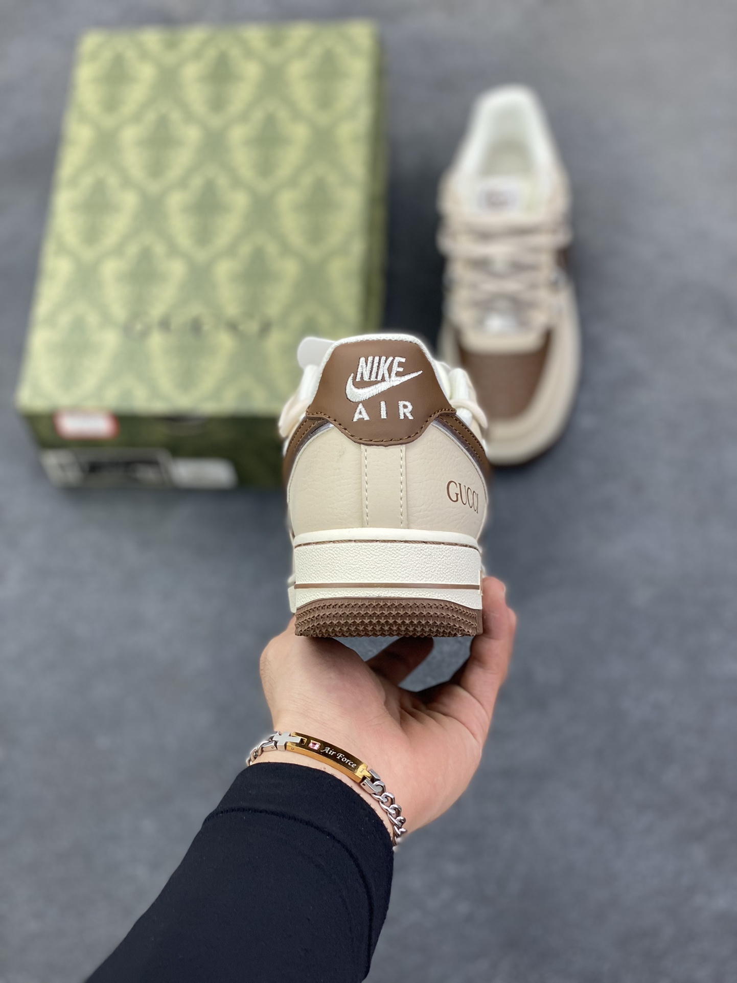图片[4]-NIke Air Force 1 \’07 Low “古驰联名——棕咖抽绳”空军一号 低帮 运动鞋 休闲鞋 折边针车 工艺难度大 原楦头原纸板 原装鞋盒 定制五金配件 内置全掌气垫 原厂鞋底 货号：SJ1198-400 尺码：36 36.5 37.5 38 38.5 39 40 40.5 41 42 42.5 43 44 44.5 45-选品中心