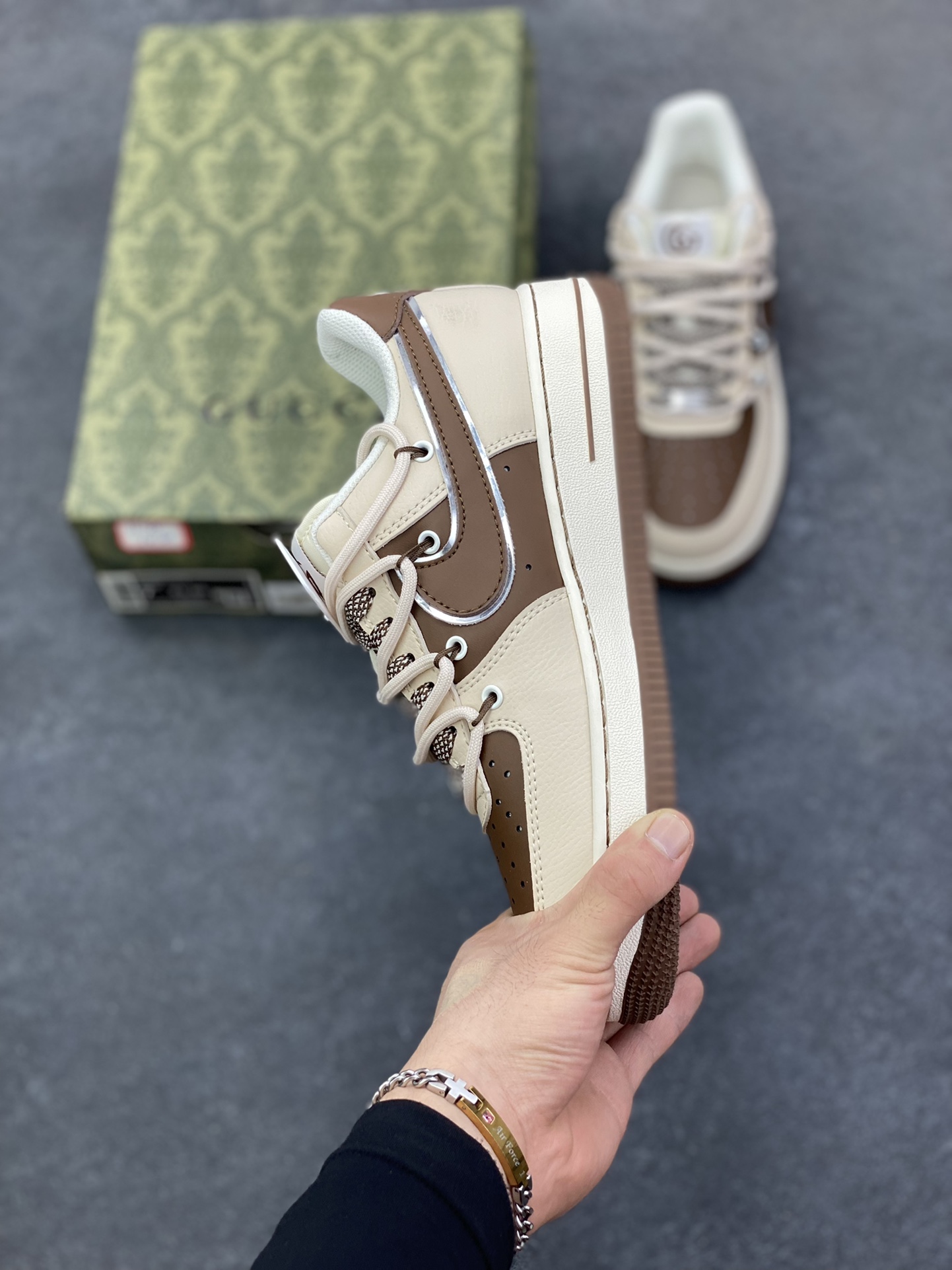 图片[3]-NIke Air Force 1 \’07 Low “古驰联名——棕咖抽绳”空军一号 低帮 运动鞋 休闲鞋 折边针车 工艺难度大 原楦头原纸板 原装鞋盒 定制五金配件 内置全掌气垫 原厂鞋底 货号：SJ1198-400 尺码：36 36.5 37.5 38 38.5 39 40 40.5 41 42 42.5 43 44 44.5 45-选品中心