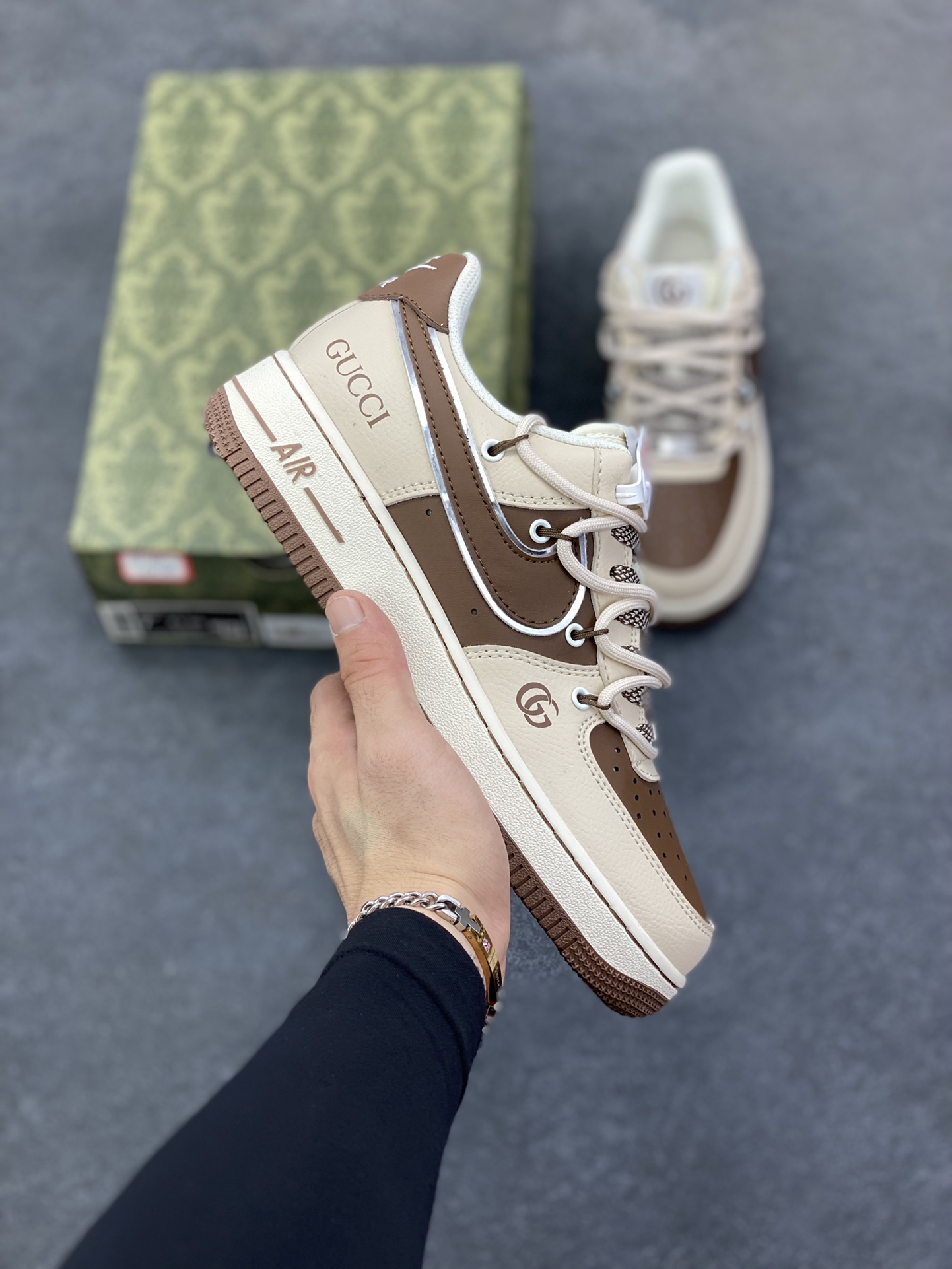 NIke Air Force 1 \'07 Low “古驰联名——棕咖抽绳”空军一号 低帮 运动鞋 休闲鞋 折边针车 工艺难度大 原楦头原纸板 原装鞋盒 定制五金配件 内置全掌气垫 原厂鞋底 货号：SJ1198-400 尺码：36 36.5 37.5 38 38.5 39 40 40.5 41 42 42.5 43 44 44.5 45-选品中心