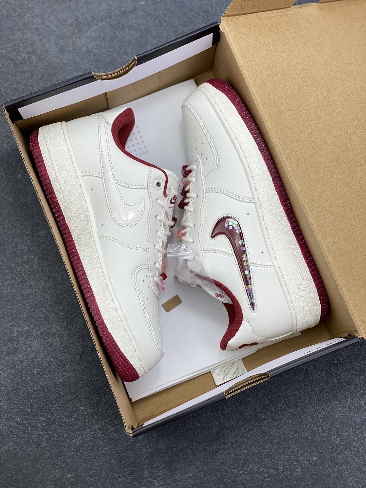 图片[9]-福利特价 Air Force 1 Nike Low 情人节 原楦头原纸板 打造纯正空军版型 专注外贸渠道 全掌内置蜂窝气垫 #原盒配件 原厂中底钢印、拉帮完美 货号：FZ5068-161 尺码：36 36.5 37.5 38 38.5 39 40 40.5 41 42 42.5 43 44 44.5 45-选品中心